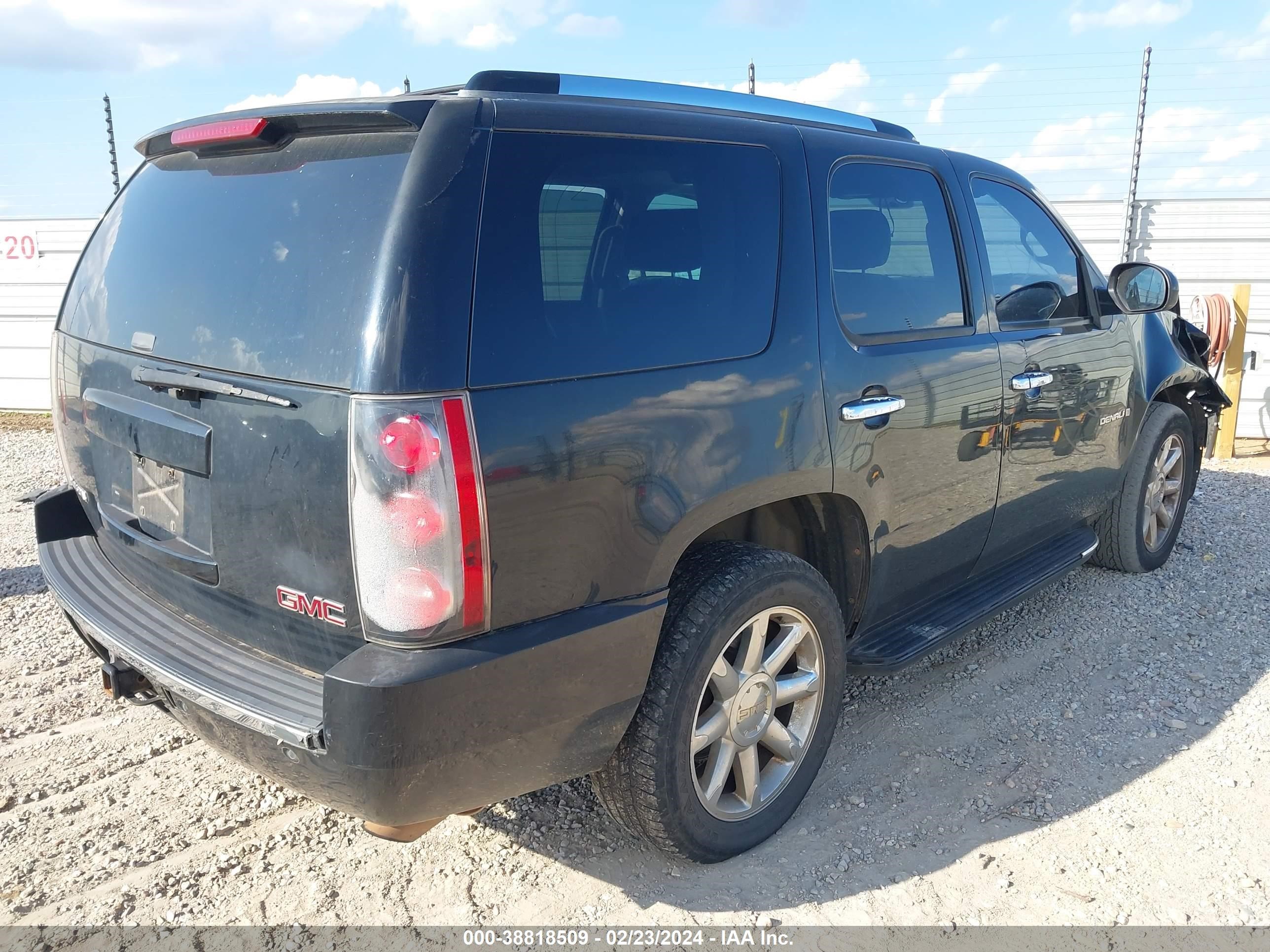 Photo 3 VIN: 1GKEC63888J165130 - GMC YUKON 