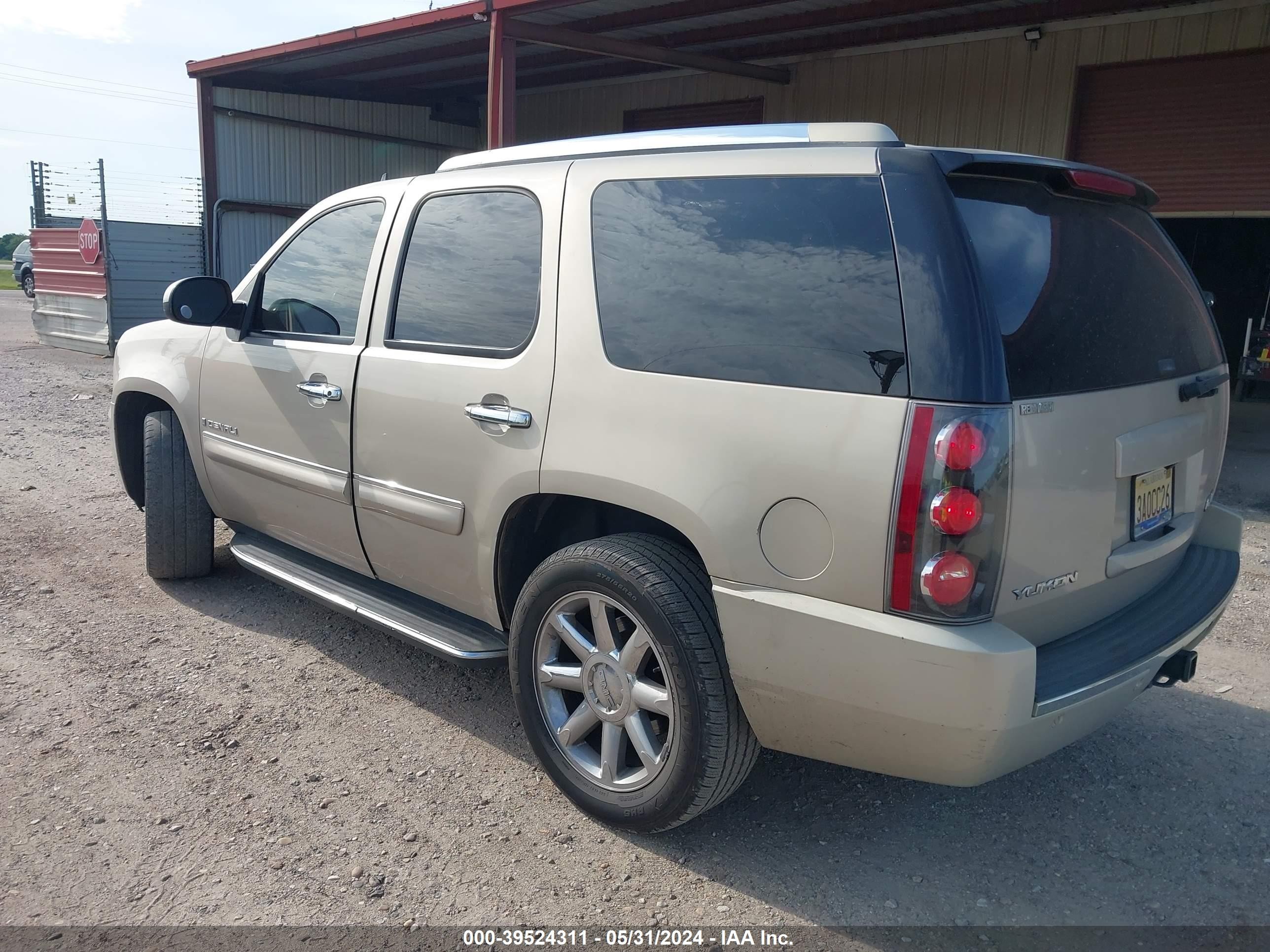 Photo 2 VIN: 1GKEC638X8J186173 - GMC YUKON 