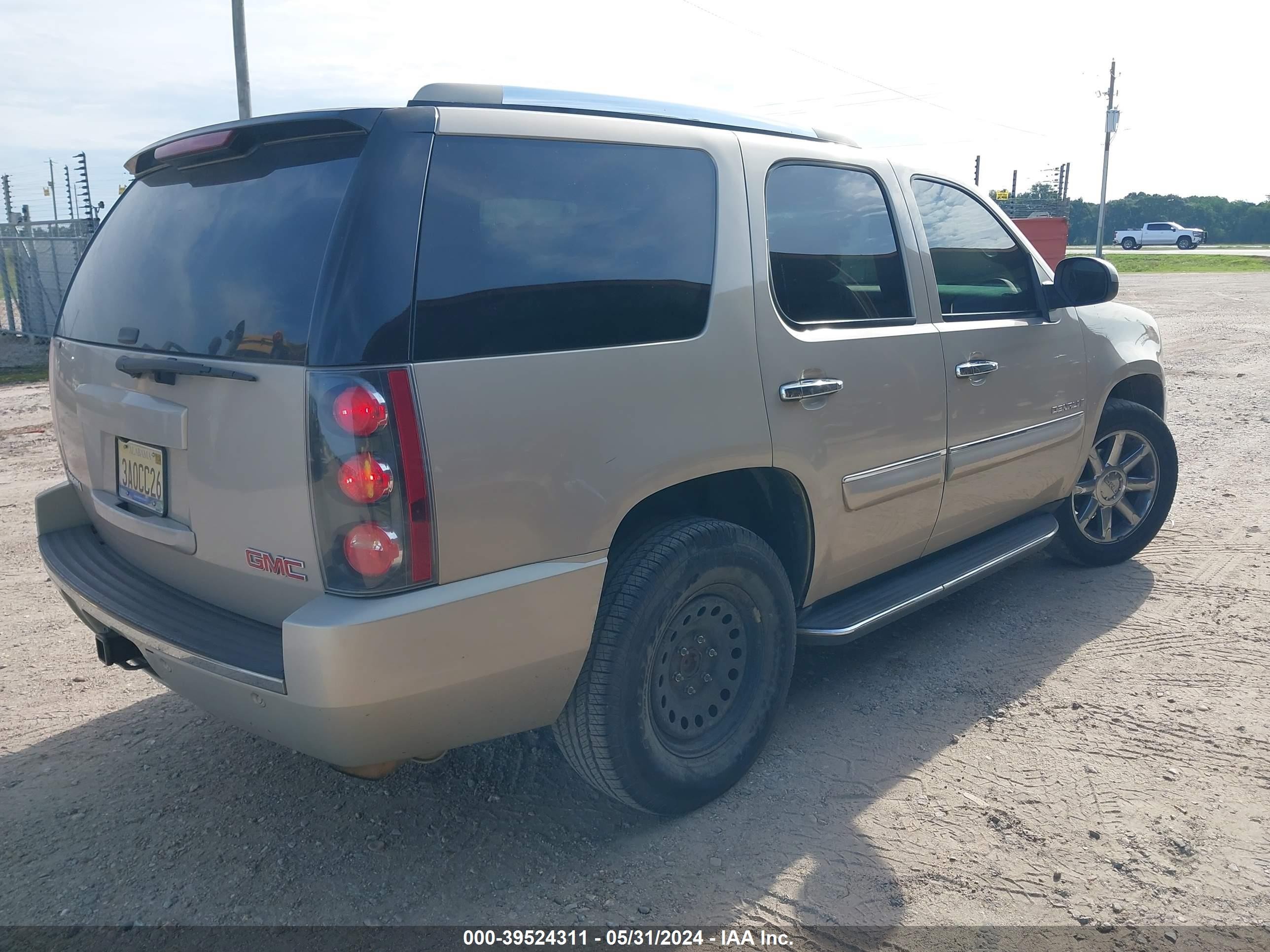 Photo 3 VIN: 1GKEC638X8J186173 - GMC YUKON 