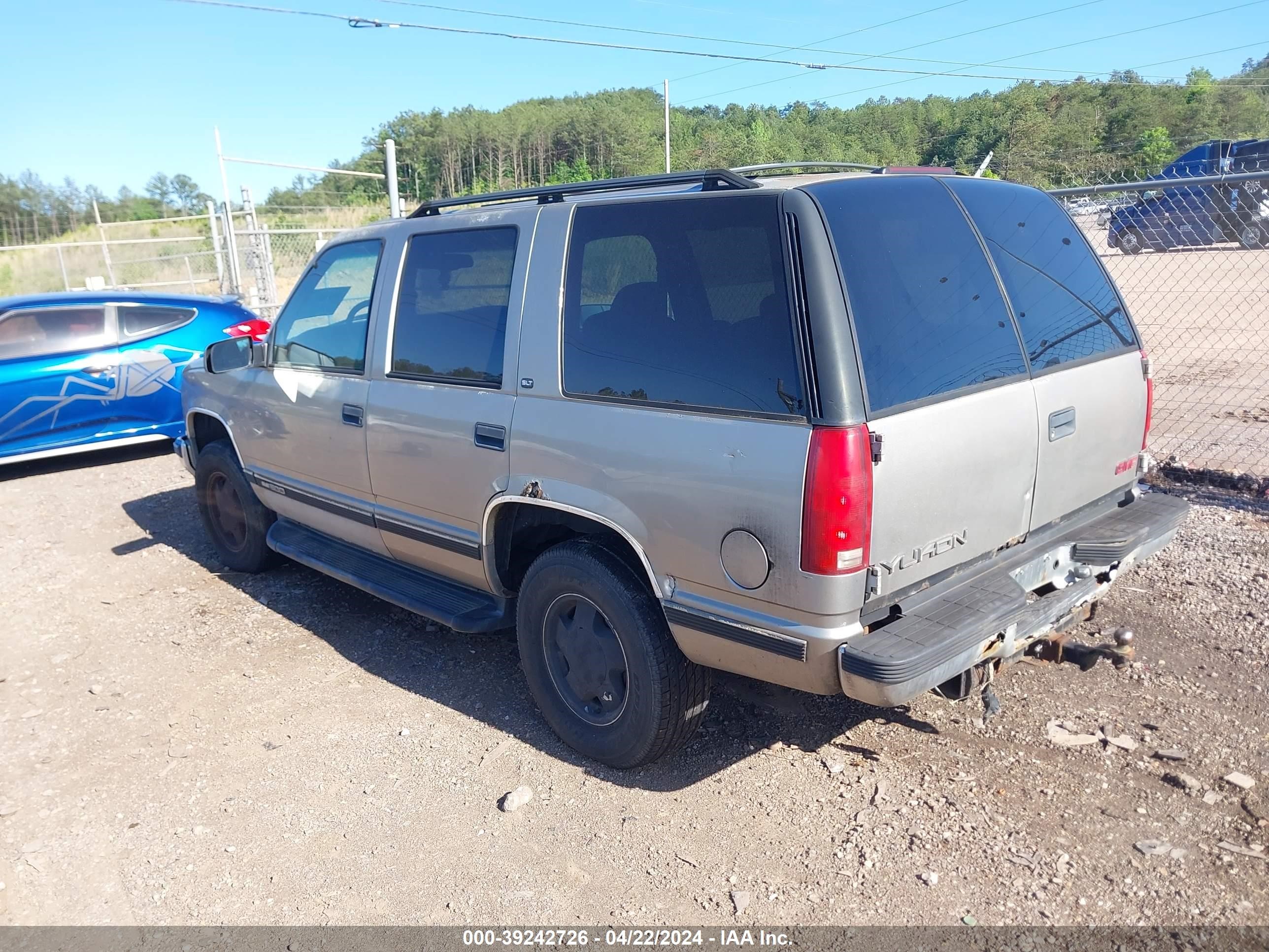 Photo 2 VIN: 1GKEK13R1XJ769485 - GMC YUKON 