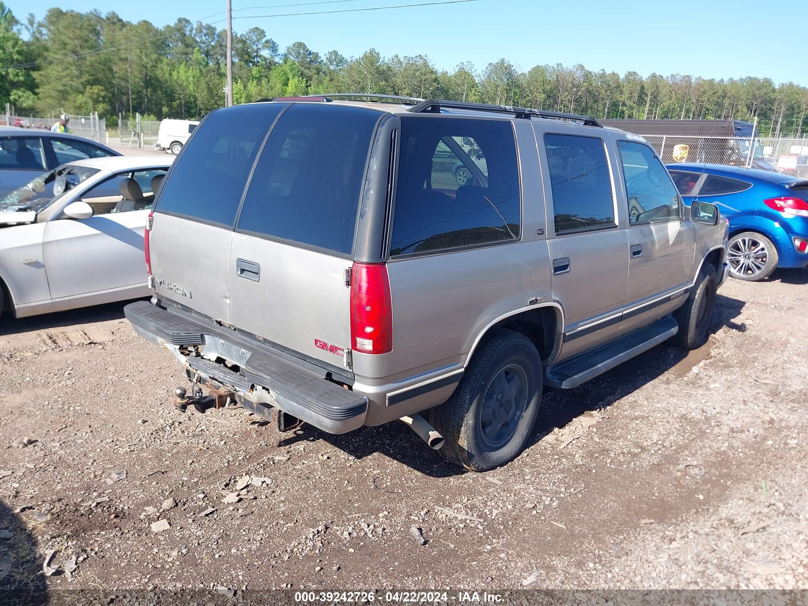 Photo 3 VIN: 1GKEK13R1XJ769485 - GMC YUKON 