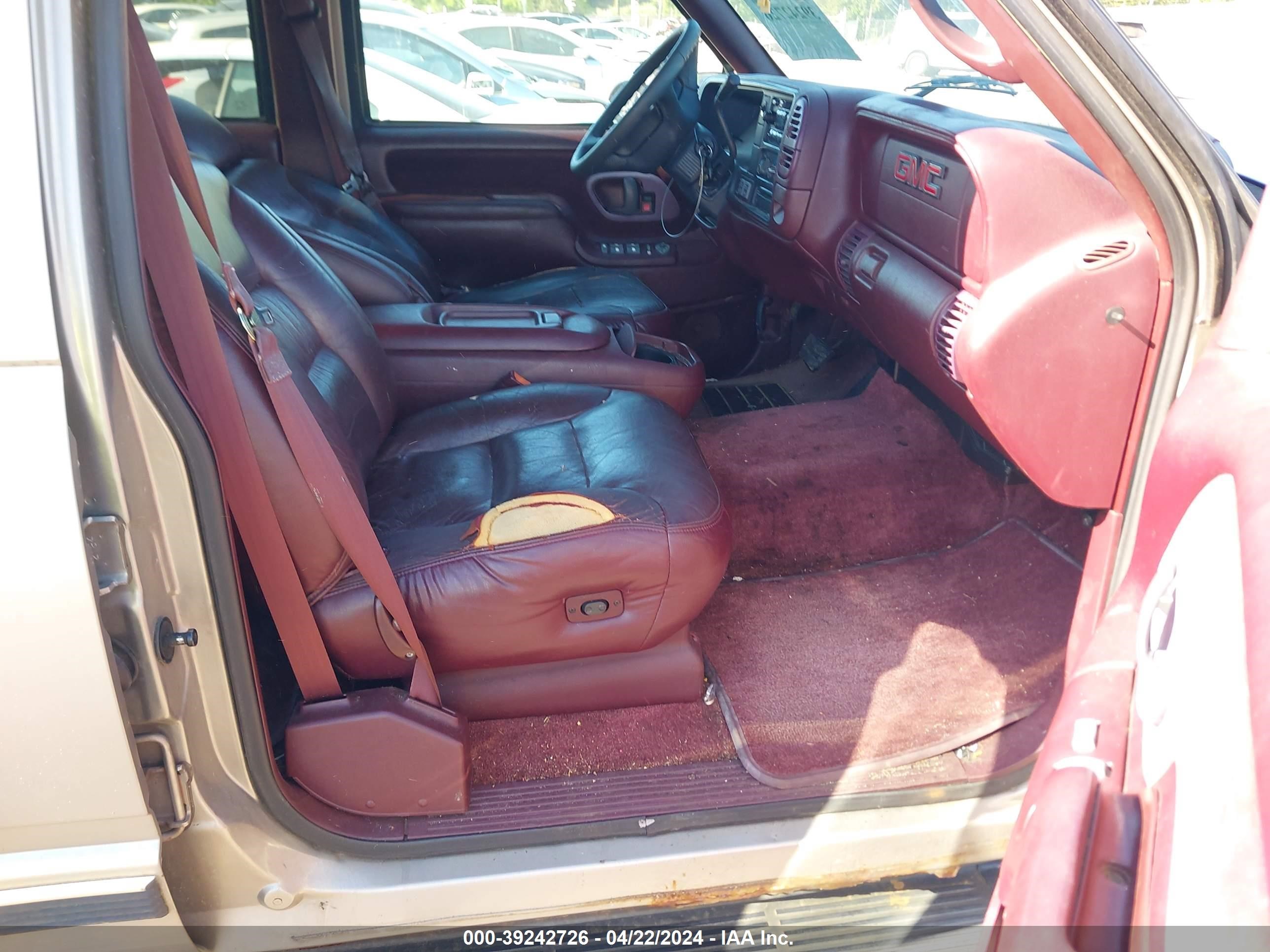 Photo 4 VIN: 1GKEK13R1XJ769485 - GMC YUKON 