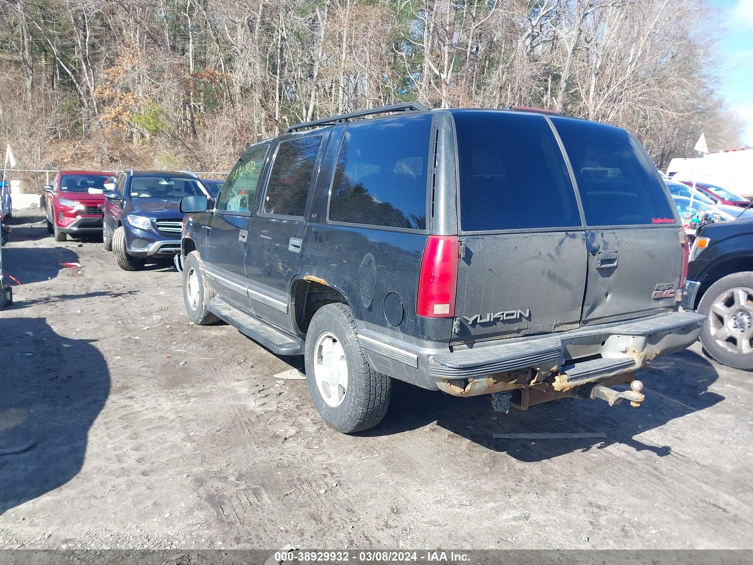 Photo 2 VIN: 1GKEK13R2XJ754901 - GMC YUKON 