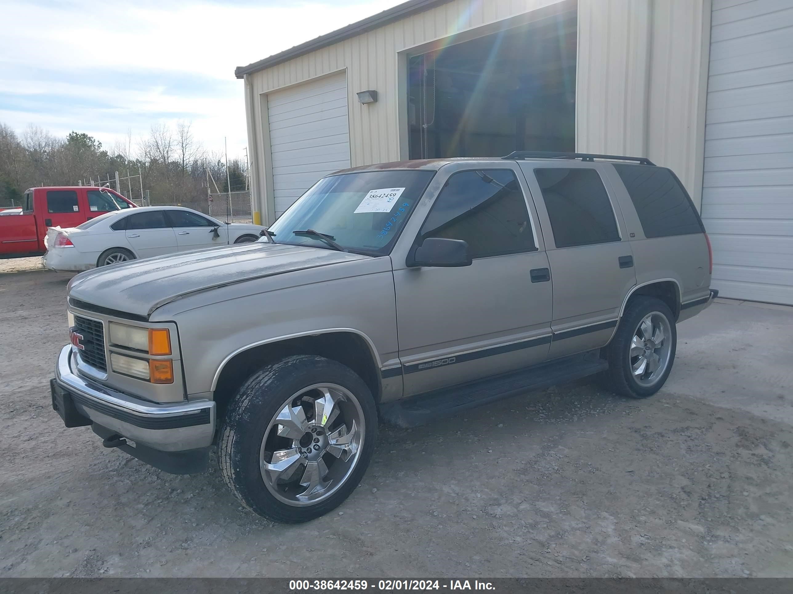 Photo 1 VIN: 1GKEK13R2XJ761850 - GMC YUKON 