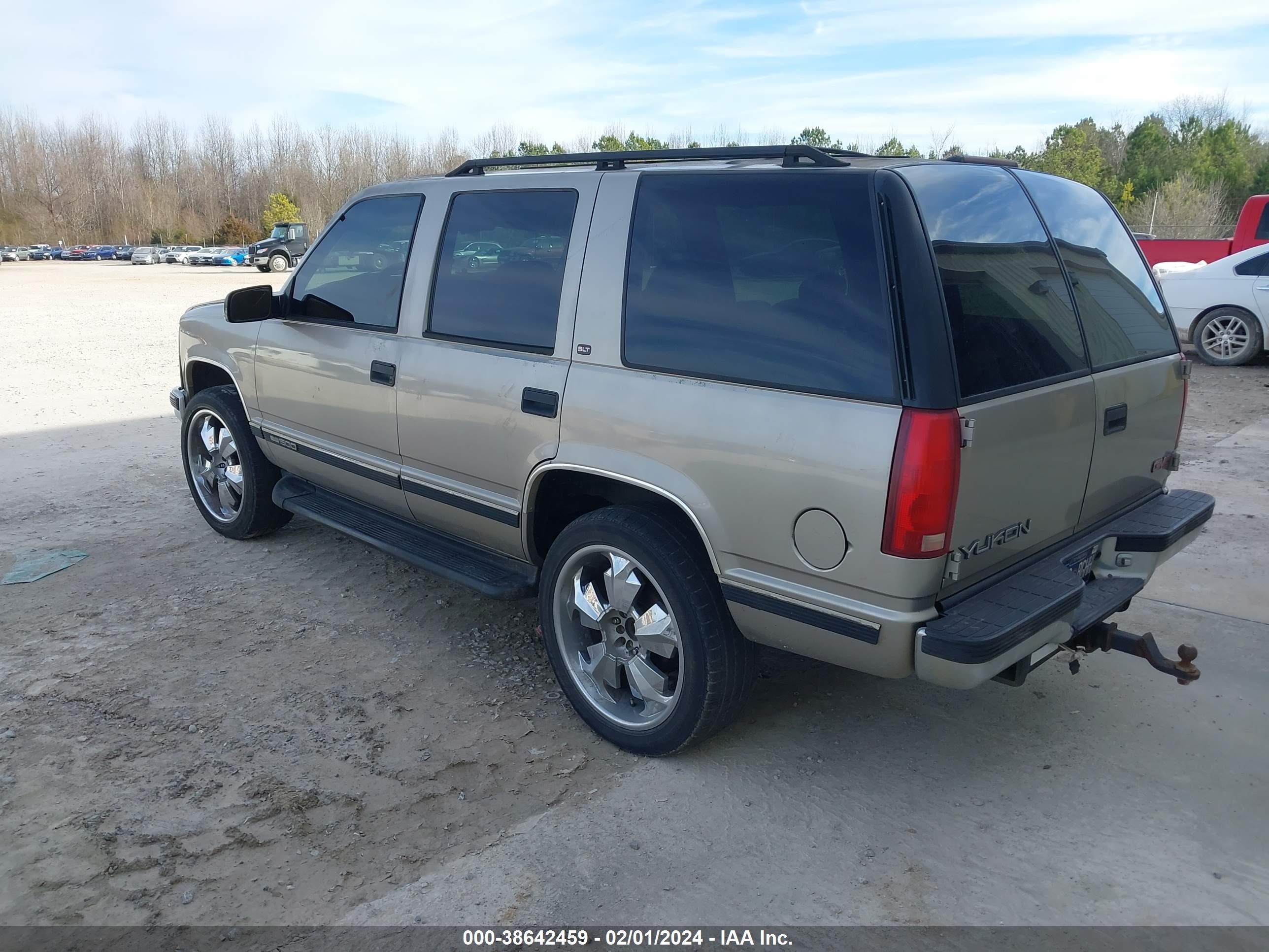 Photo 2 VIN: 1GKEK13R2XJ761850 - GMC YUKON 