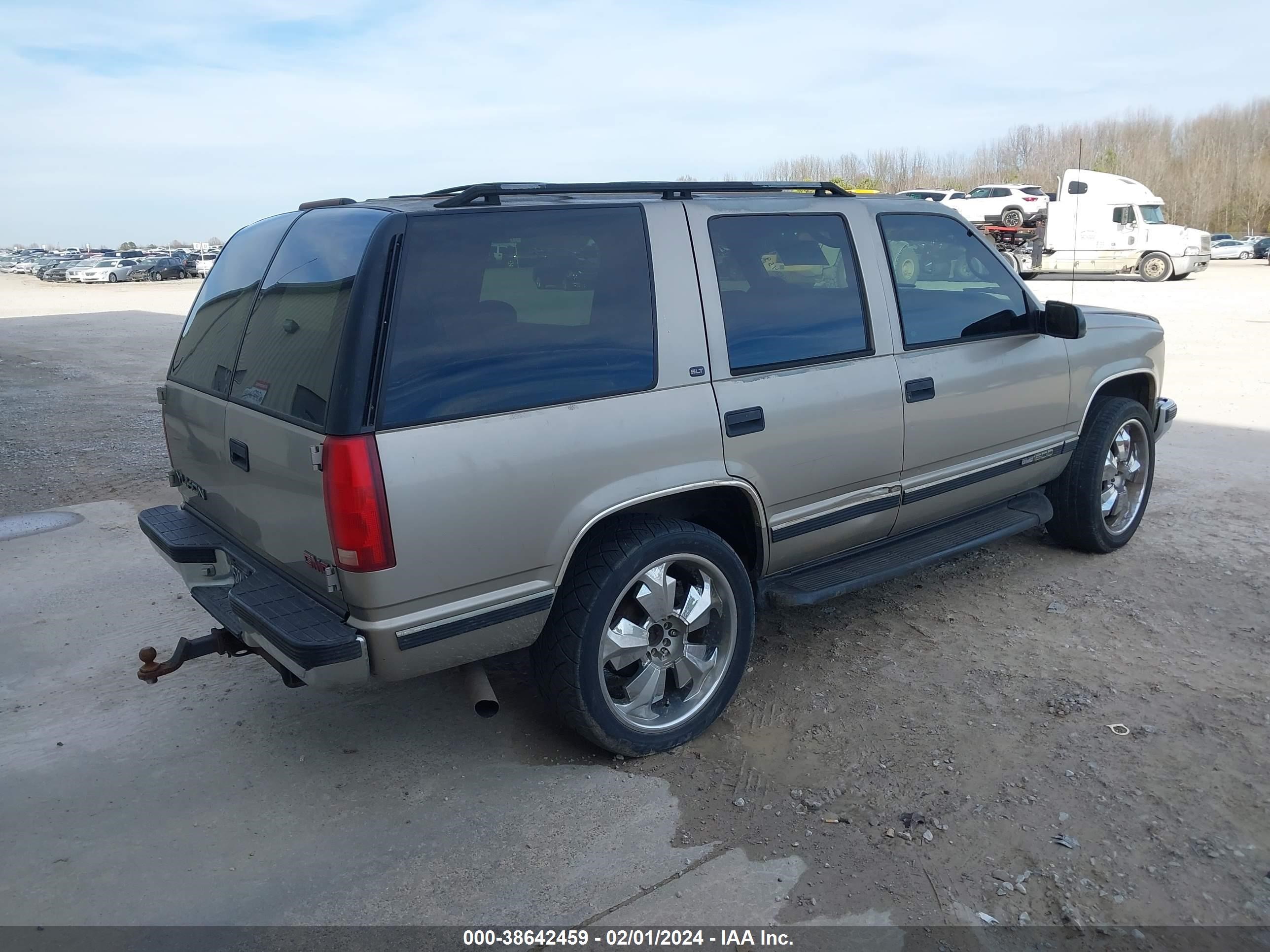 Photo 3 VIN: 1GKEK13R2XJ761850 - GMC YUKON 