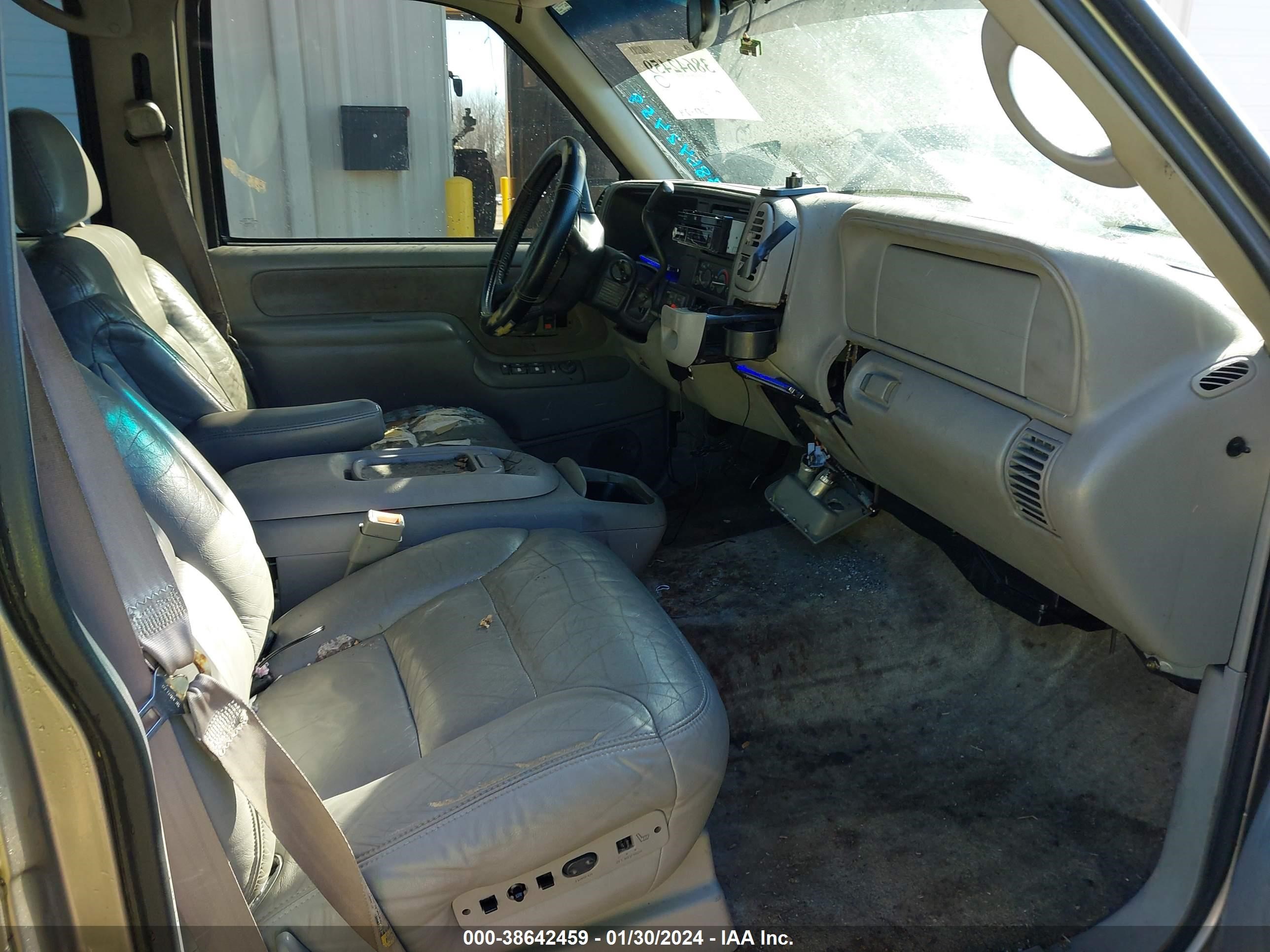 Photo 4 VIN: 1GKEK13R2XJ761850 - GMC YUKON 