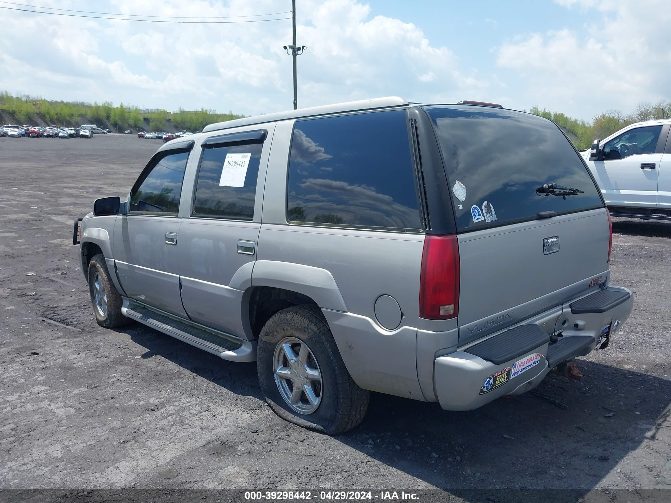 Photo 2 VIN: 1GKEK13R2XR916270 - GMC YUKON 