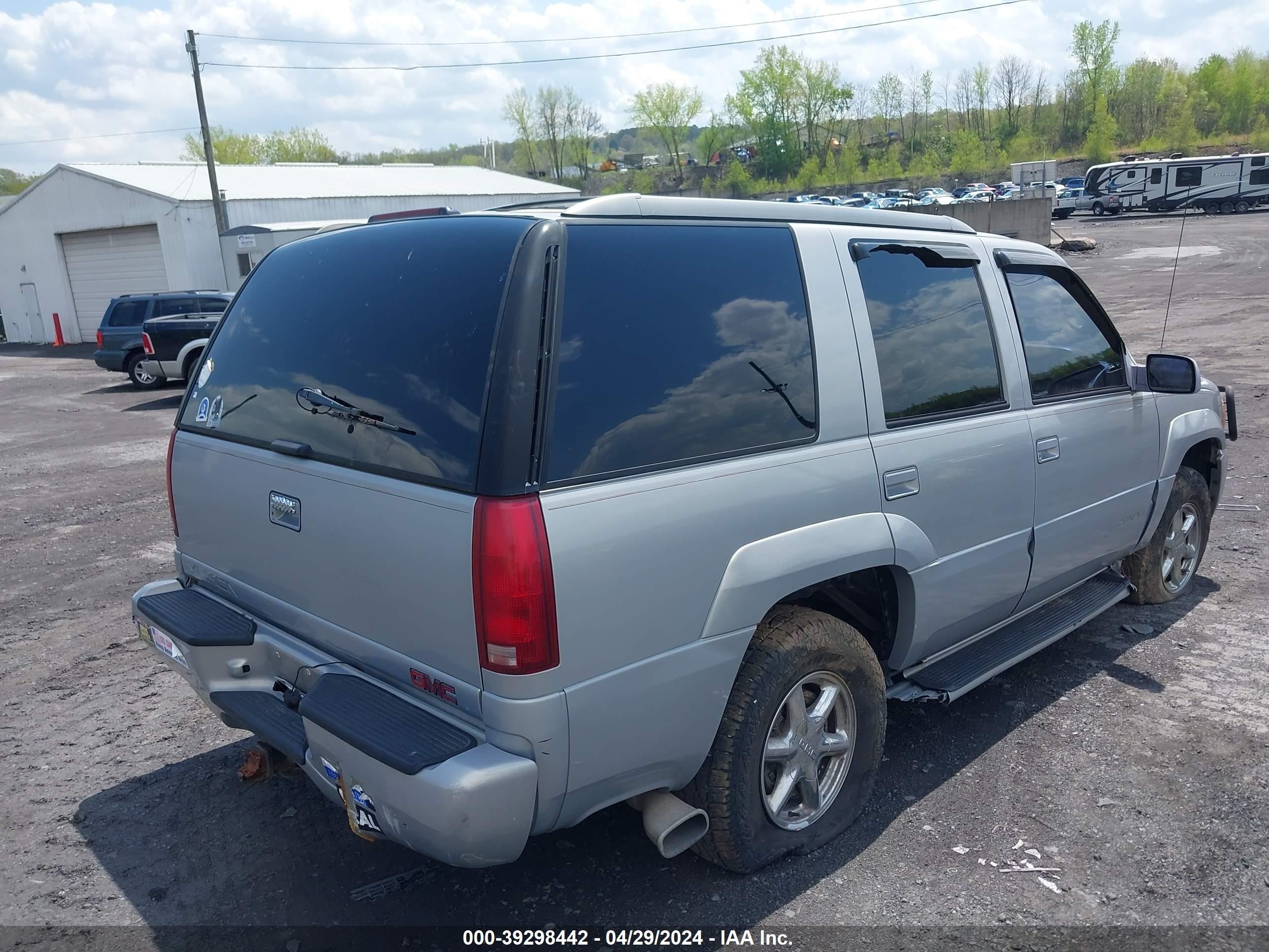 Photo 3 VIN: 1GKEK13R2XR916270 - GMC YUKON 