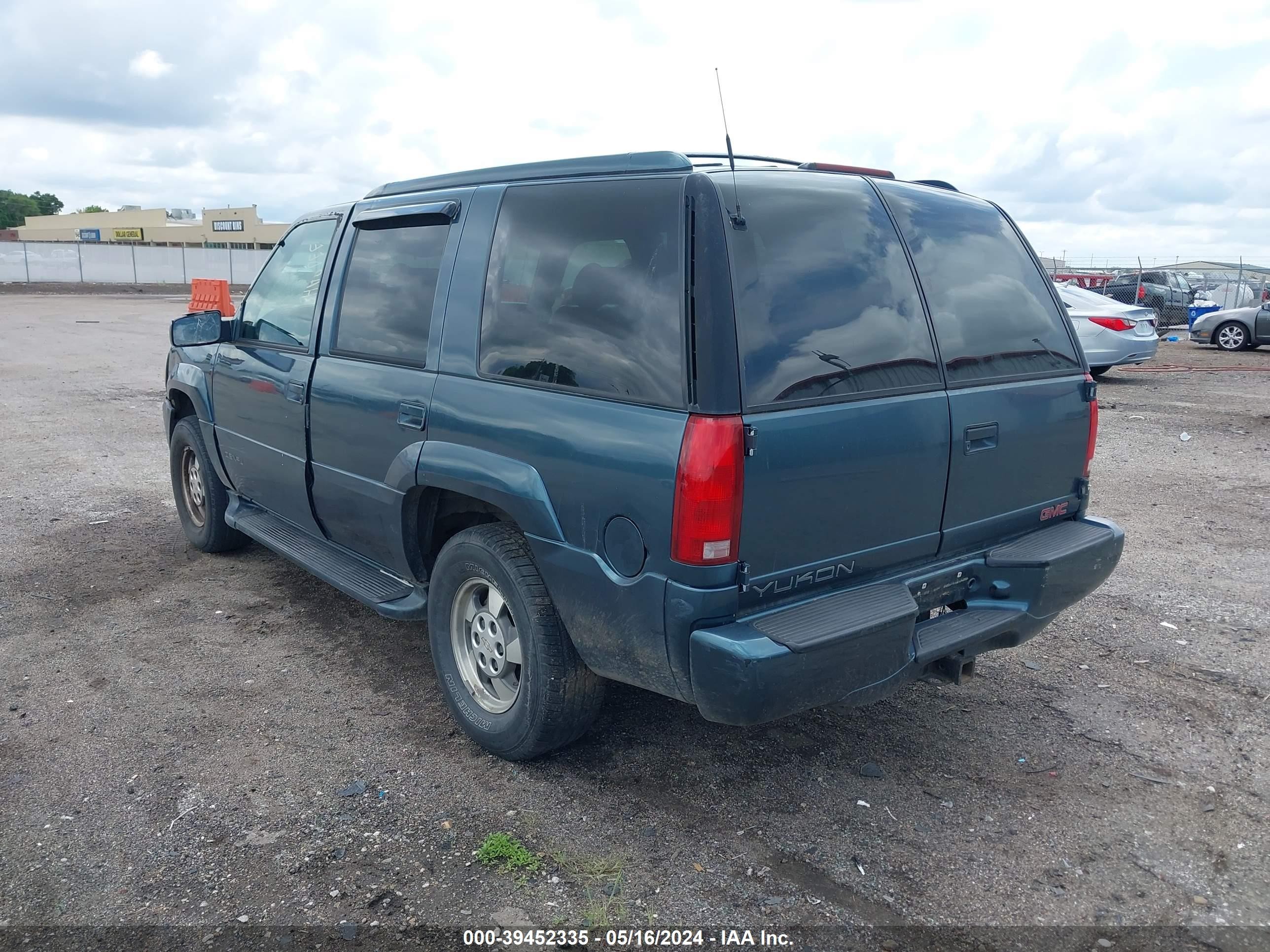 Photo 2 VIN: 1GKEK13R2YR160800 - GMC YUKON 