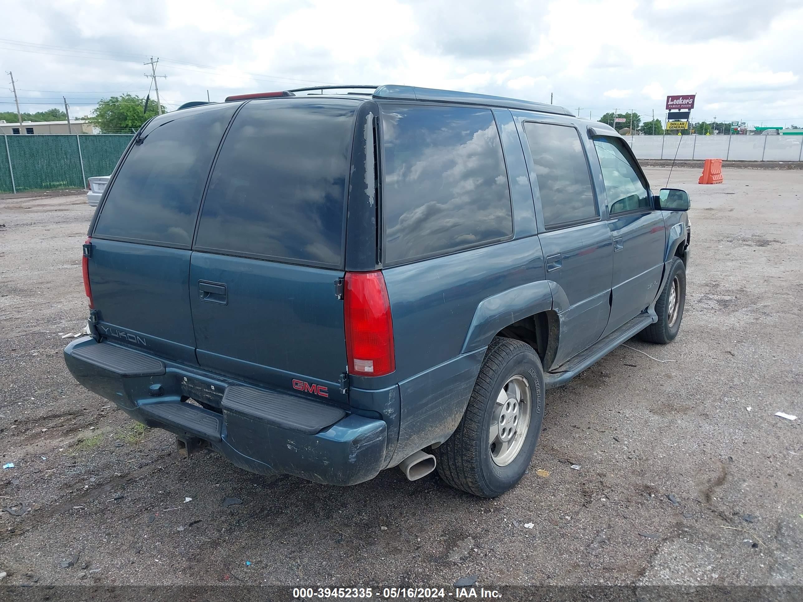 Photo 3 VIN: 1GKEK13R2YR160800 - GMC YUKON 