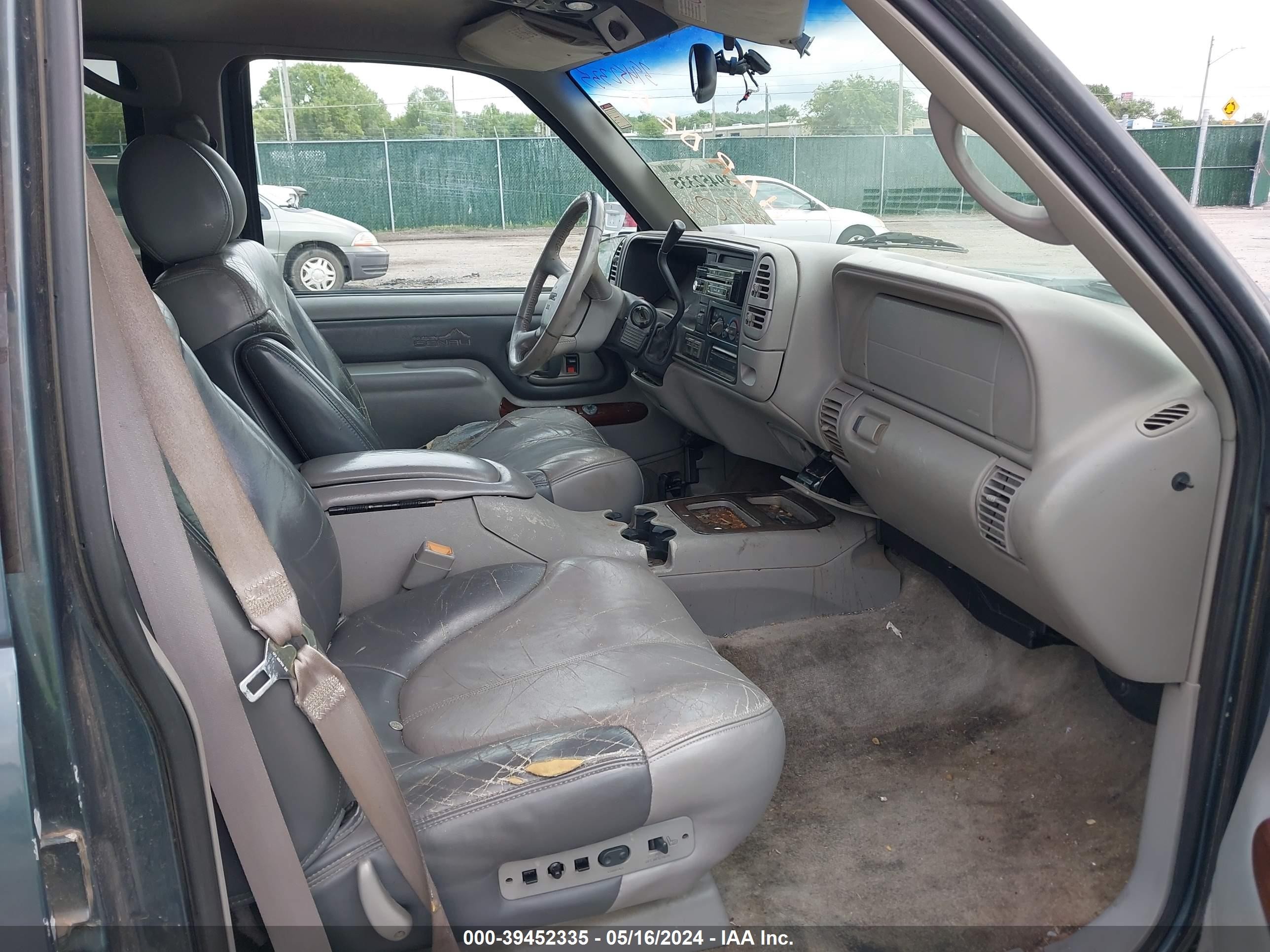 Photo 4 VIN: 1GKEK13R2YR160800 - GMC YUKON 