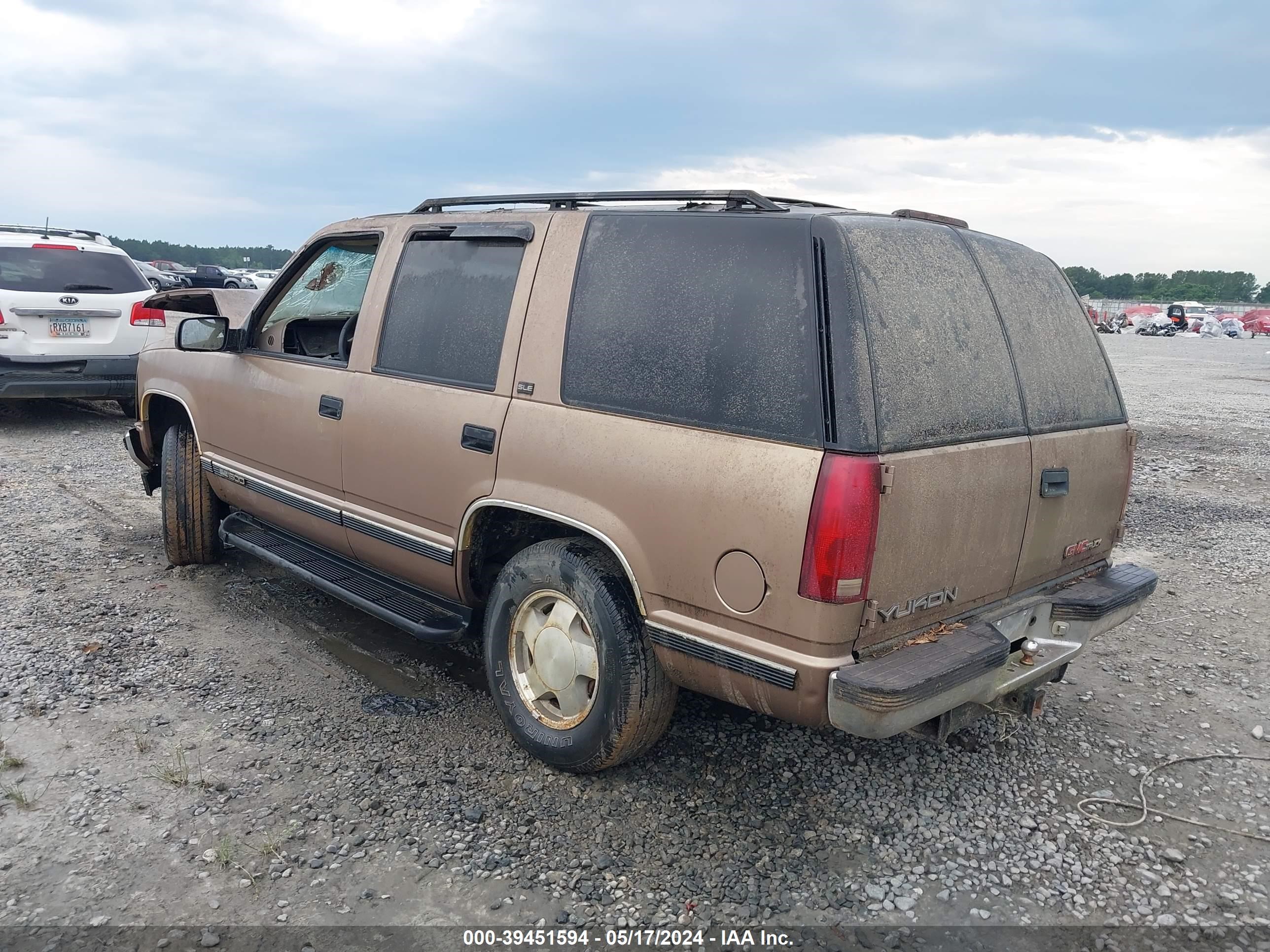 Photo 2 VIN: 1GKEK13R3TJ705197 - GMC YUKON 