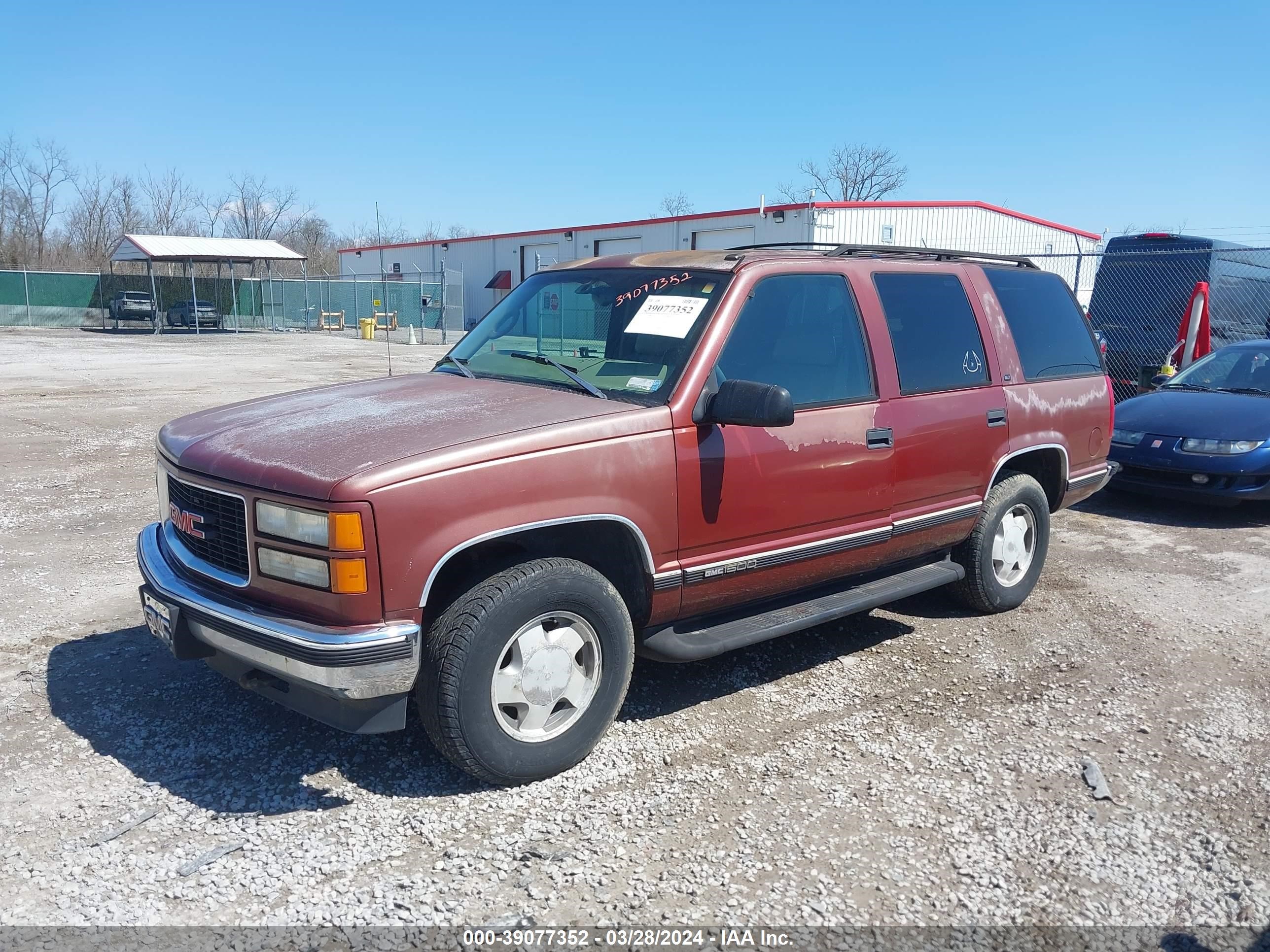 Photo 1 VIN: 1GKEK13R3XJ712401 - GMC YUKON 