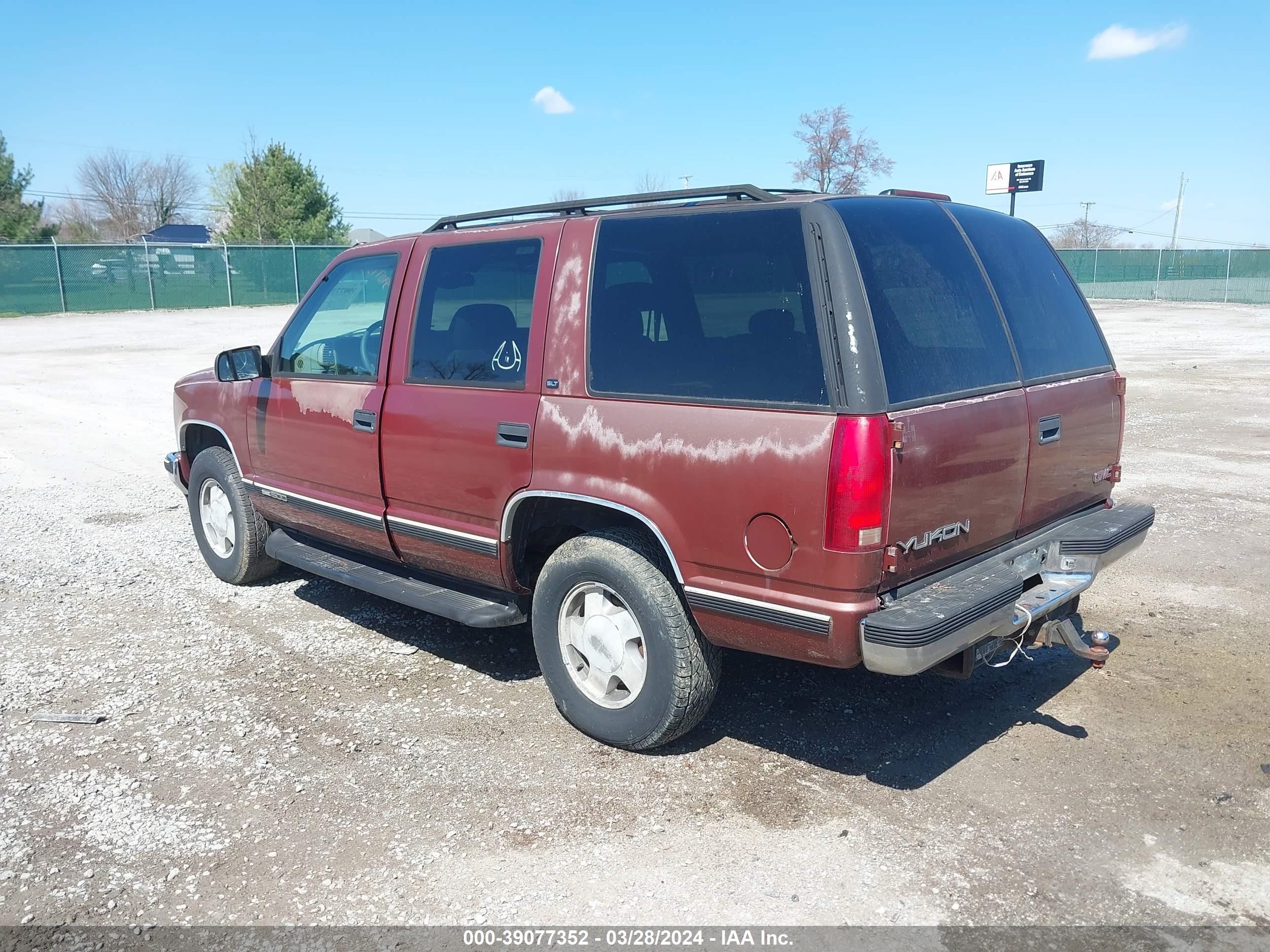 Photo 2 VIN: 1GKEK13R3XJ712401 - GMC YUKON 