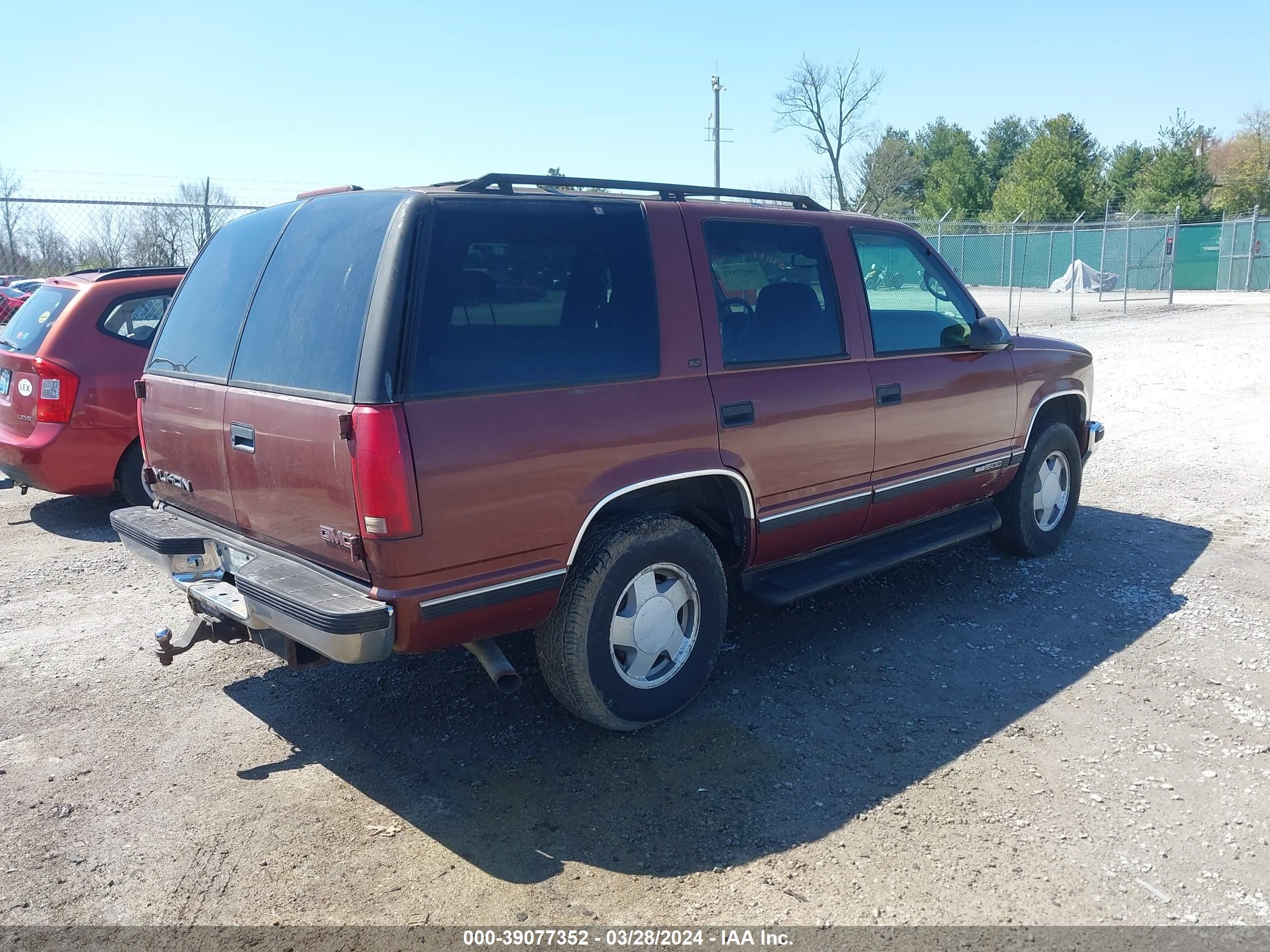 Photo 3 VIN: 1GKEK13R3XJ712401 - GMC YUKON 