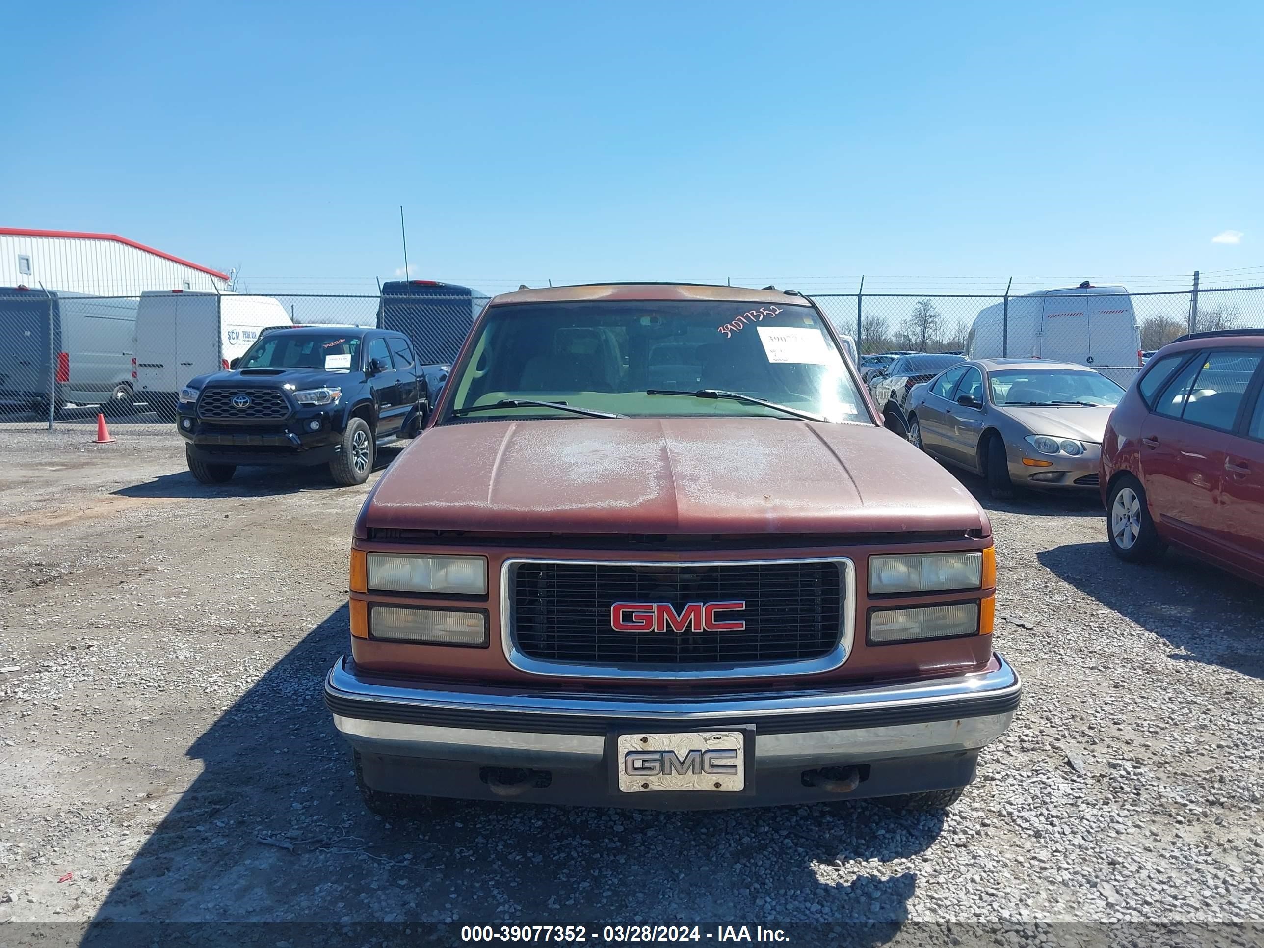 Photo 5 VIN: 1GKEK13R3XJ712401 - GMC YUKON 