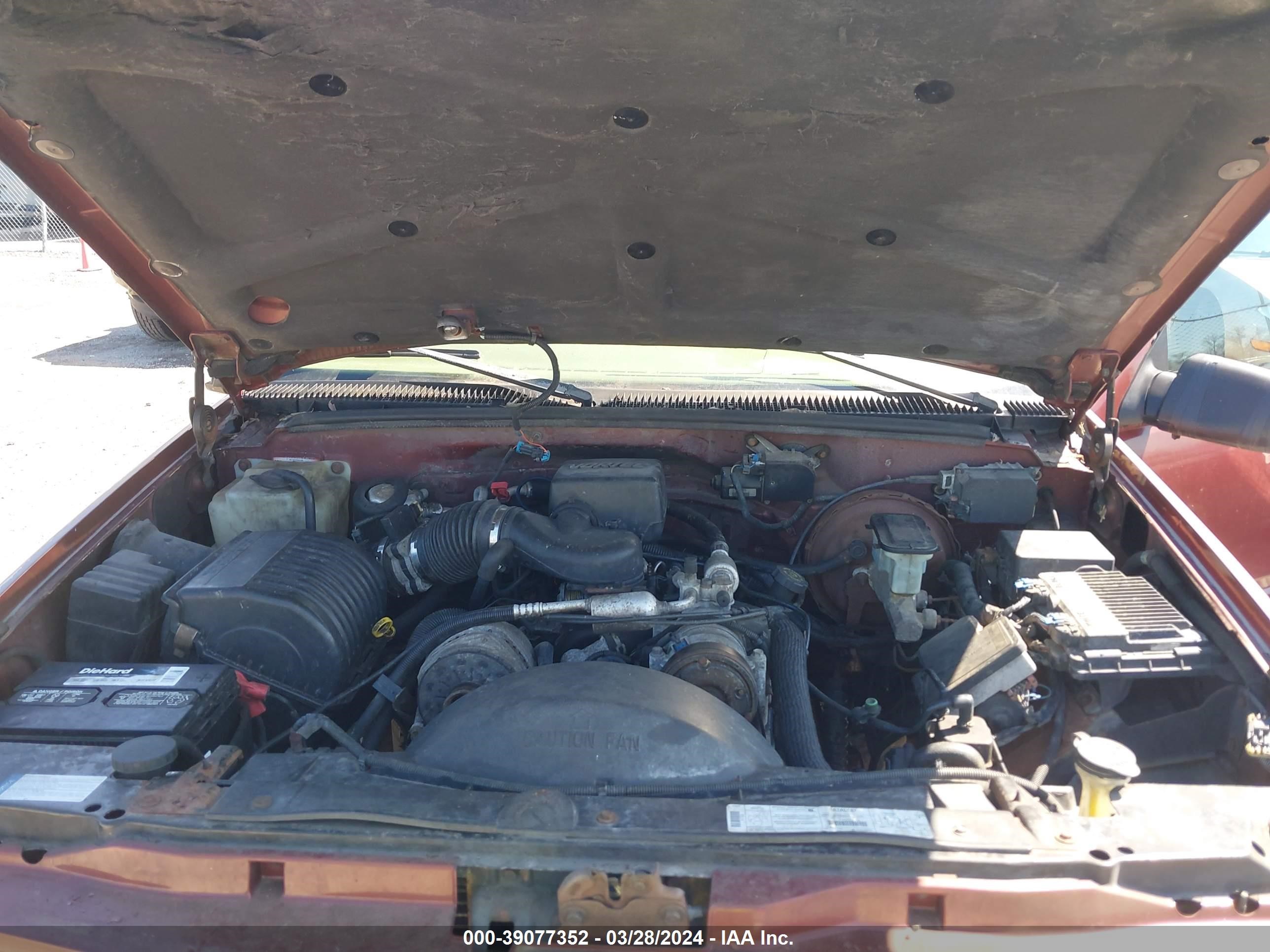 Photo 9 VIN: 1GKEK13R3XJ712401 - GMC YUKON 