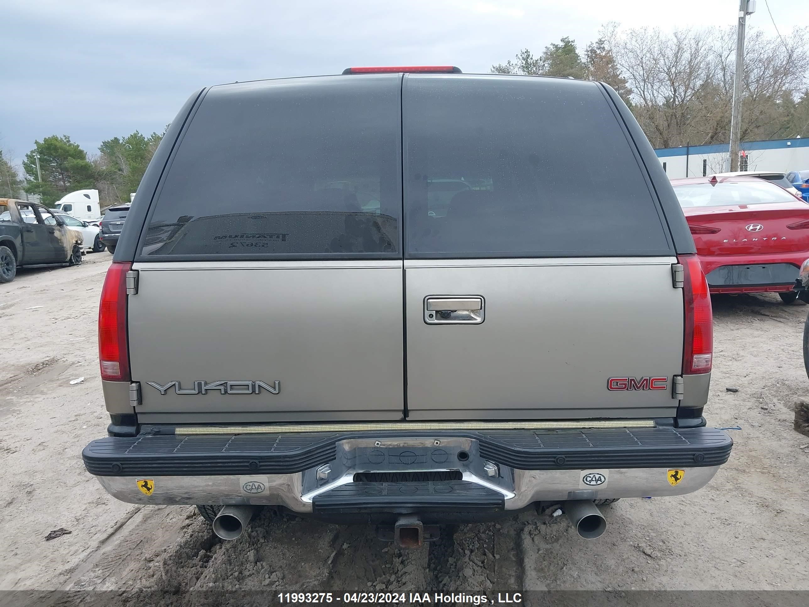 Photo 16 VIN: 1GKEK13R3XJ739632 - GMC YUKON 