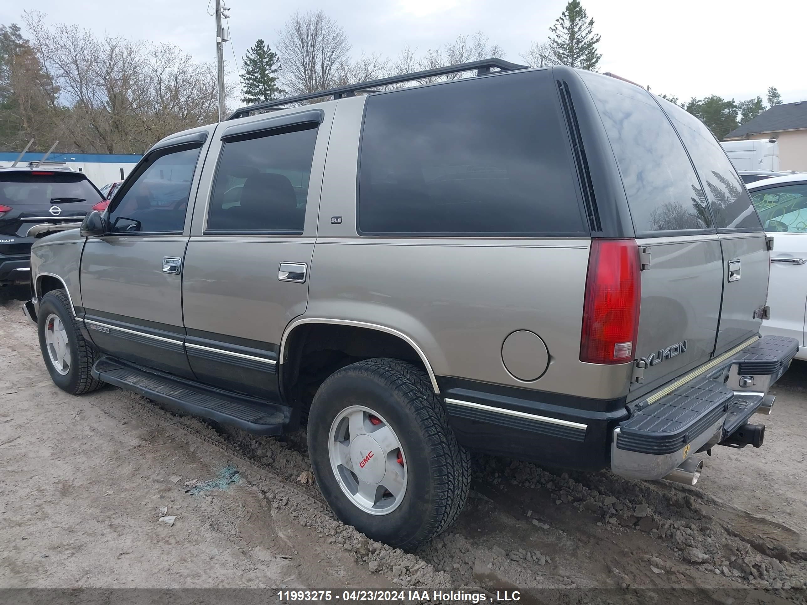 Photo 2 VIN: 1GKEK13R3XJ739632 - GMC YUKON 