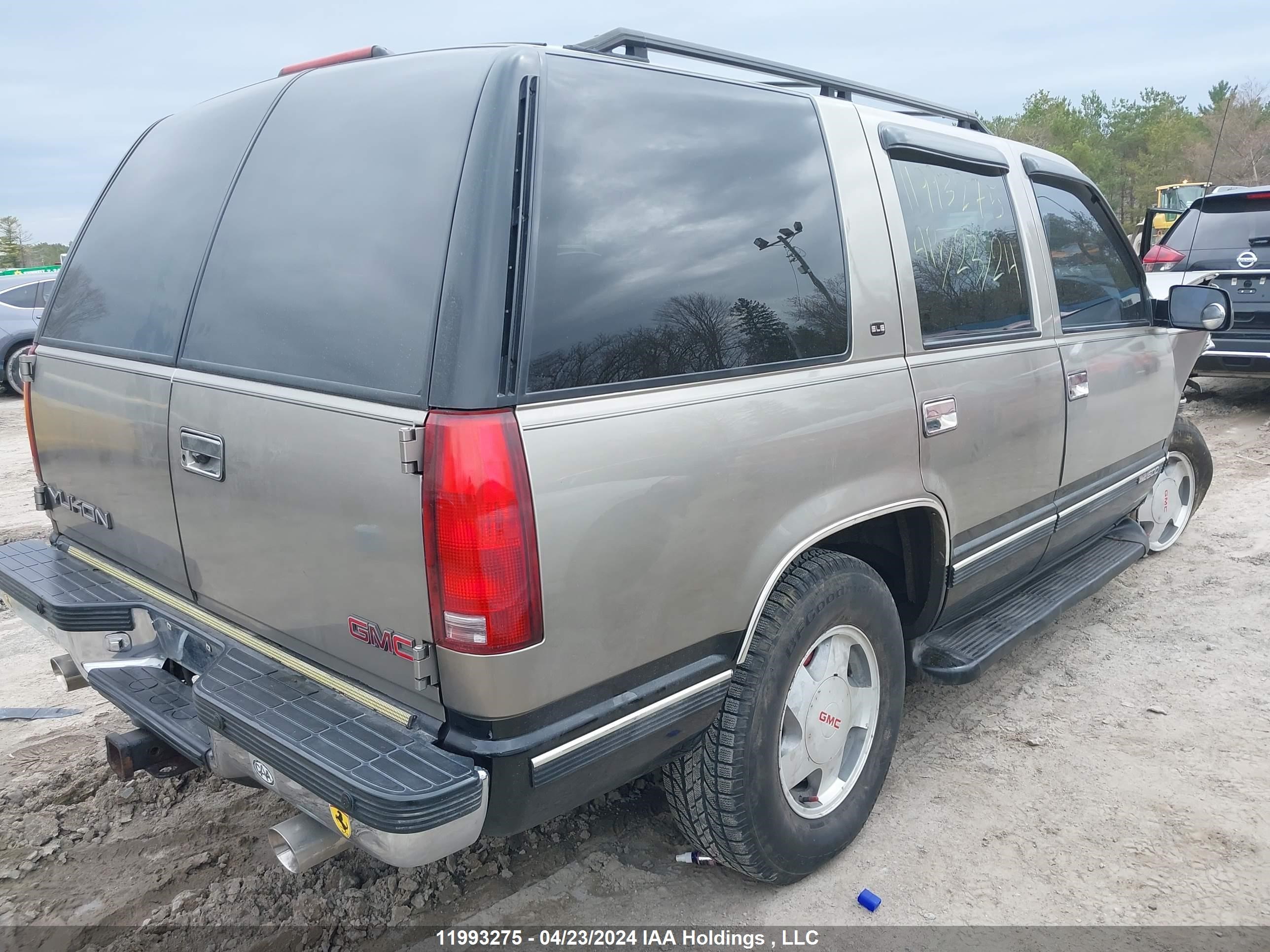 Photo 3 VIN: 1GKEK13R3XJ739632 - GMC YUKON 