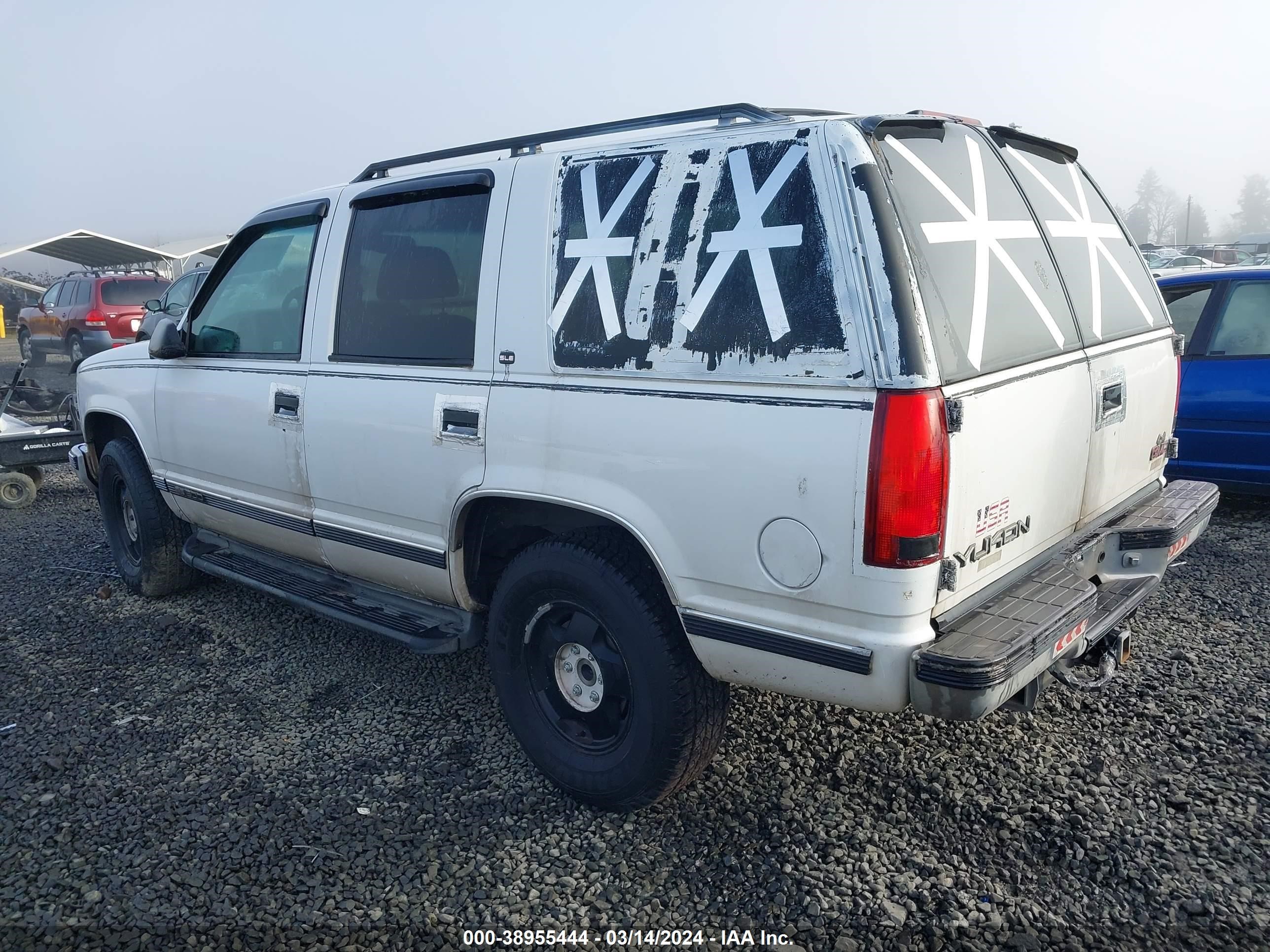 Photo 2 VIN: 1GKEK13R5XJ763933 - GMC YUKON 