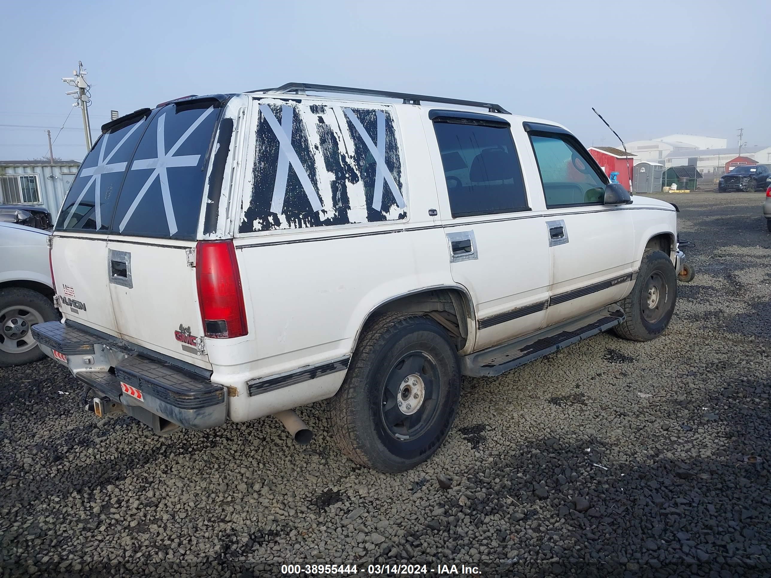 Photo 3 VIN: 1GKEK13R5XJ763933 - GMC YUKON 