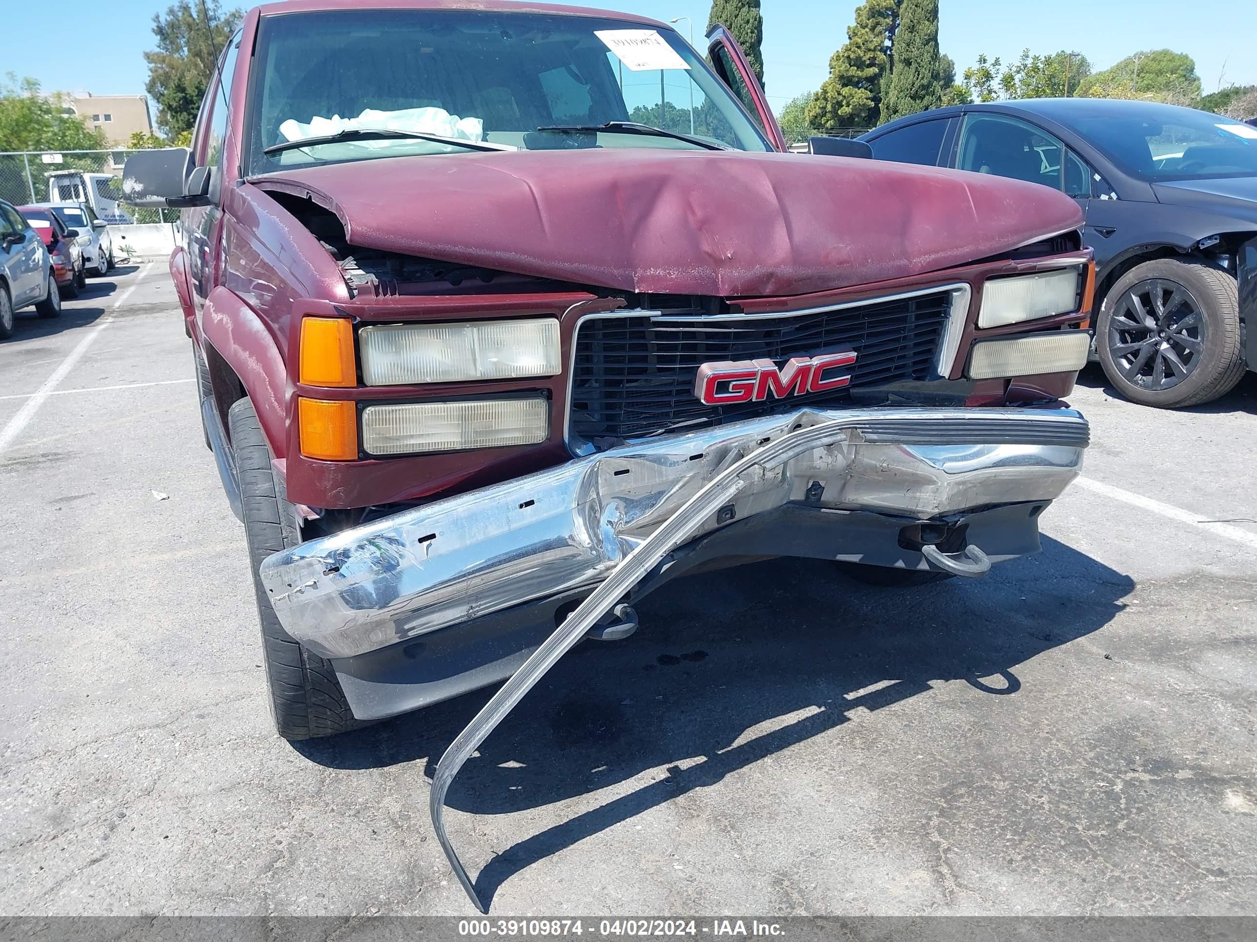 Photo 5 VIN: 1GKEK13R6XJ750138 - GMC YUKON 