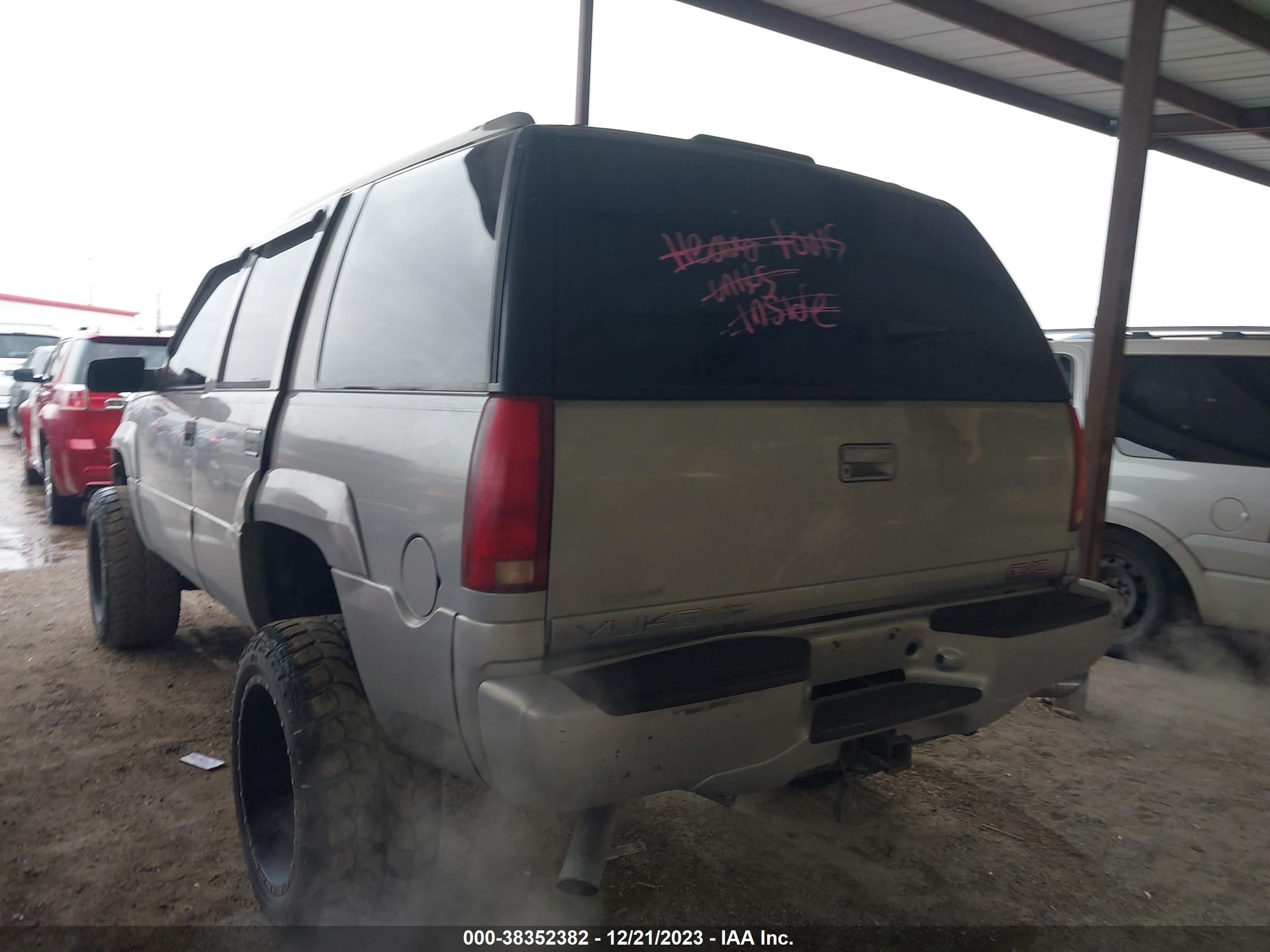 Photo 2 VIN: 1GKEK13R6XR909094 - GMC YUKON 