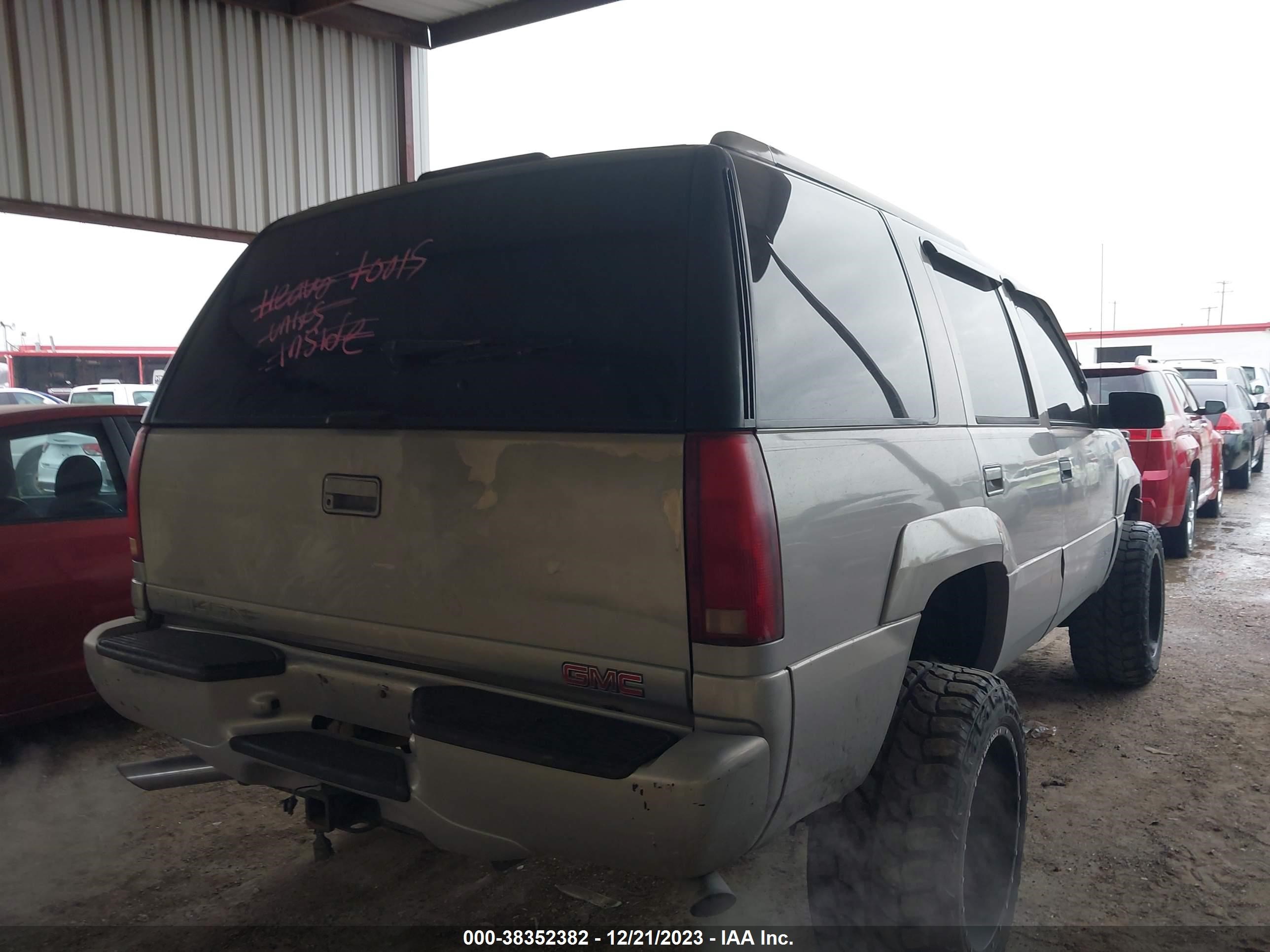 Photo 3 VIN: 1GKEK13R6XR909094 - GMC YUKON 