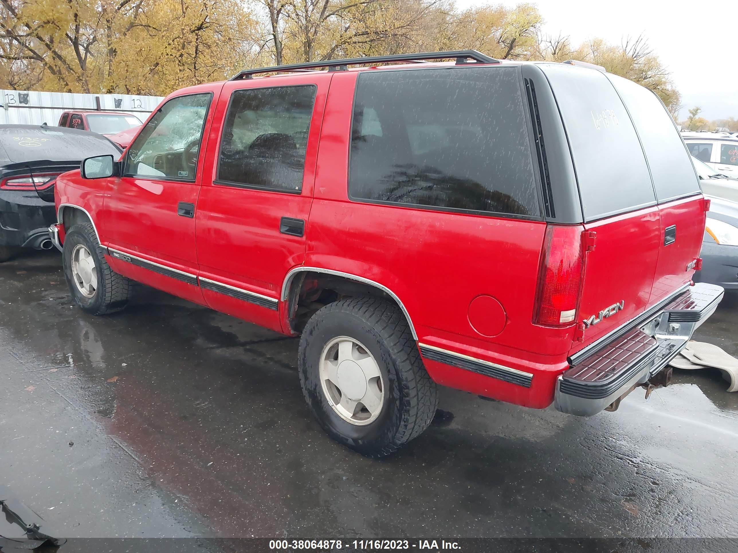 Photo 2 VIN: 1GKEK13R7WJ716790 - GMC YUKON 