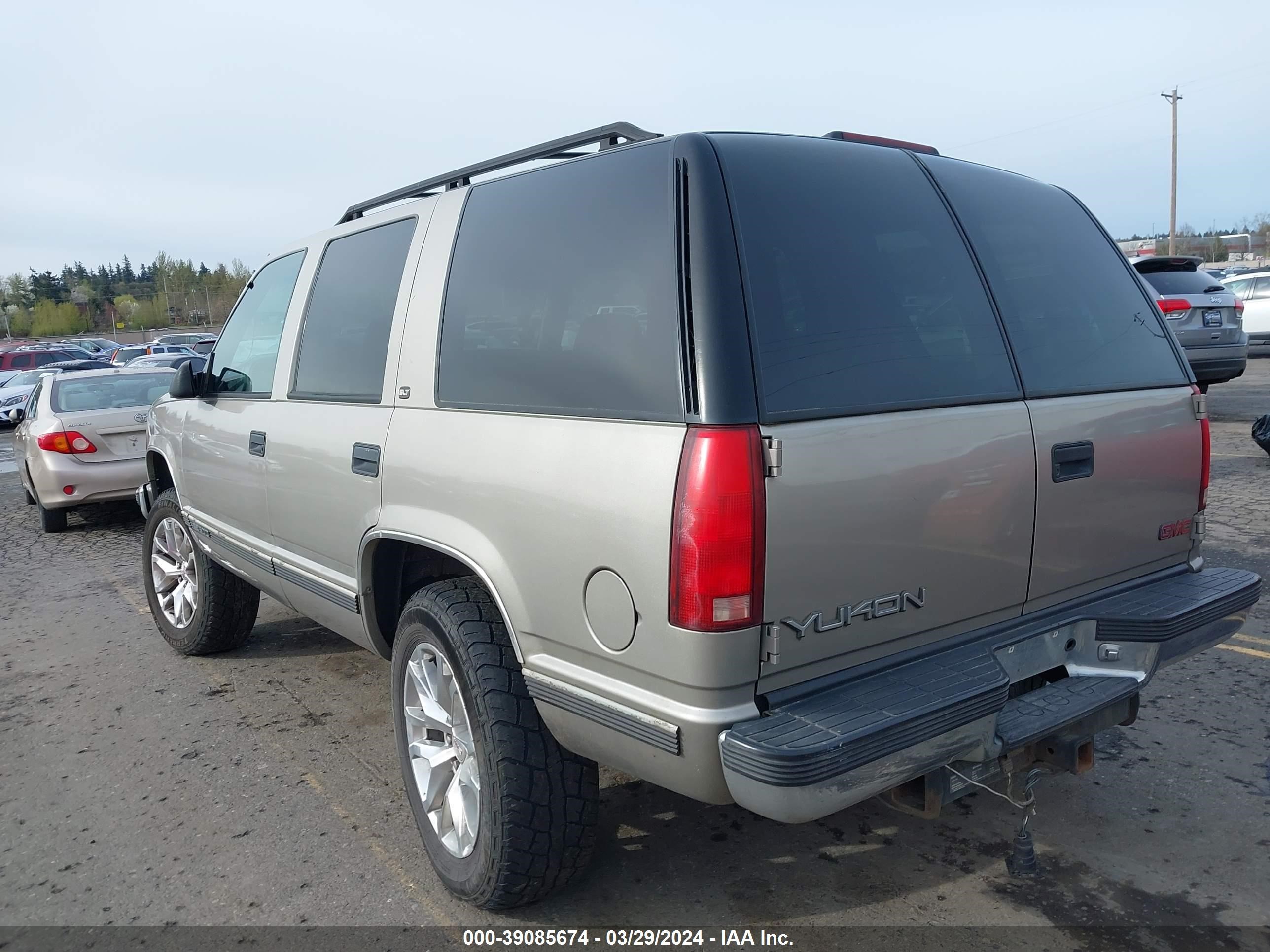 Photo 2 VIN: 1GKEK13R7XJ766784 - GMC YUKON 