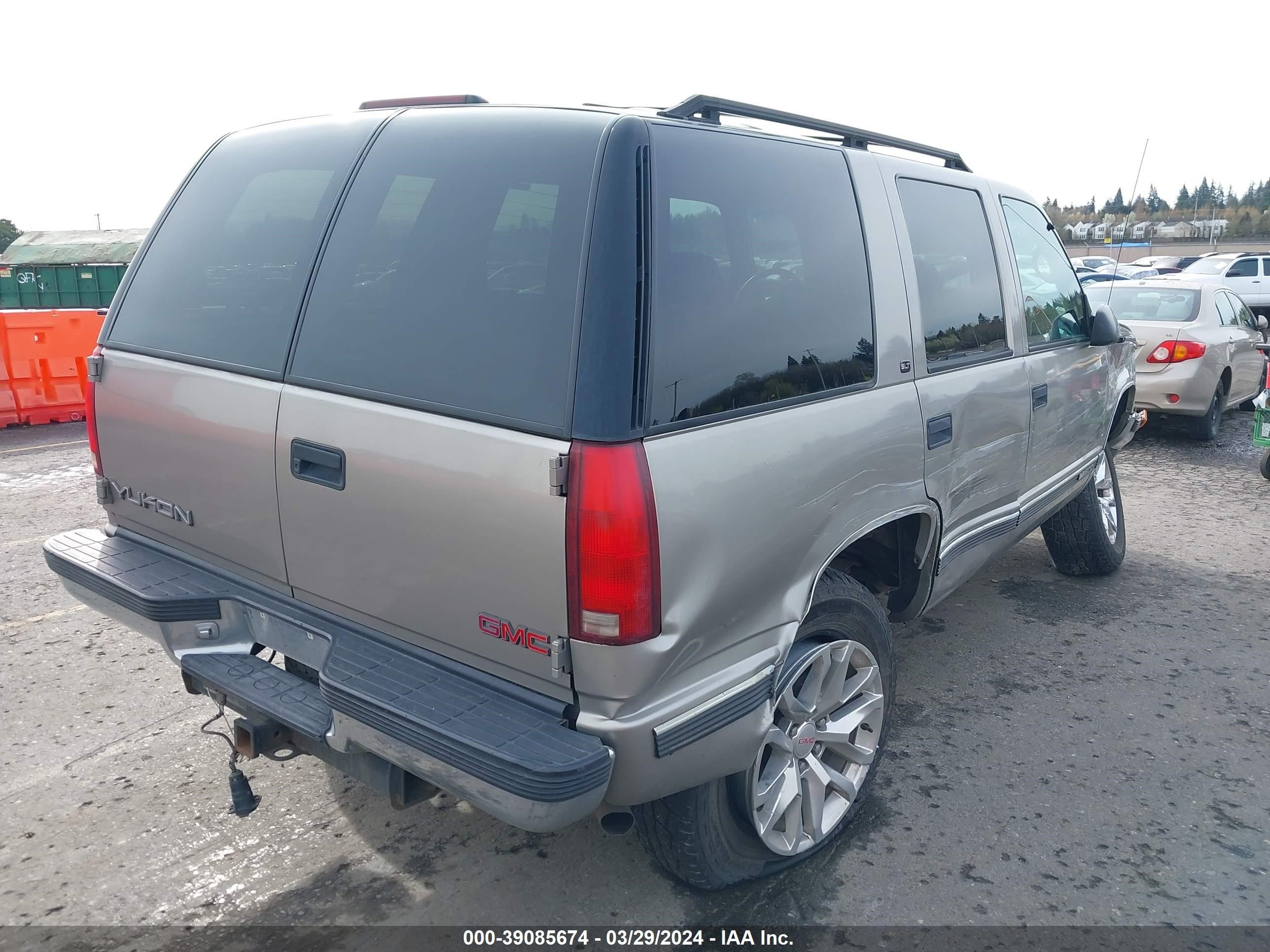 Photo 3 VIN: 1GKEK13R7XJ766784 - GMC YUKON 