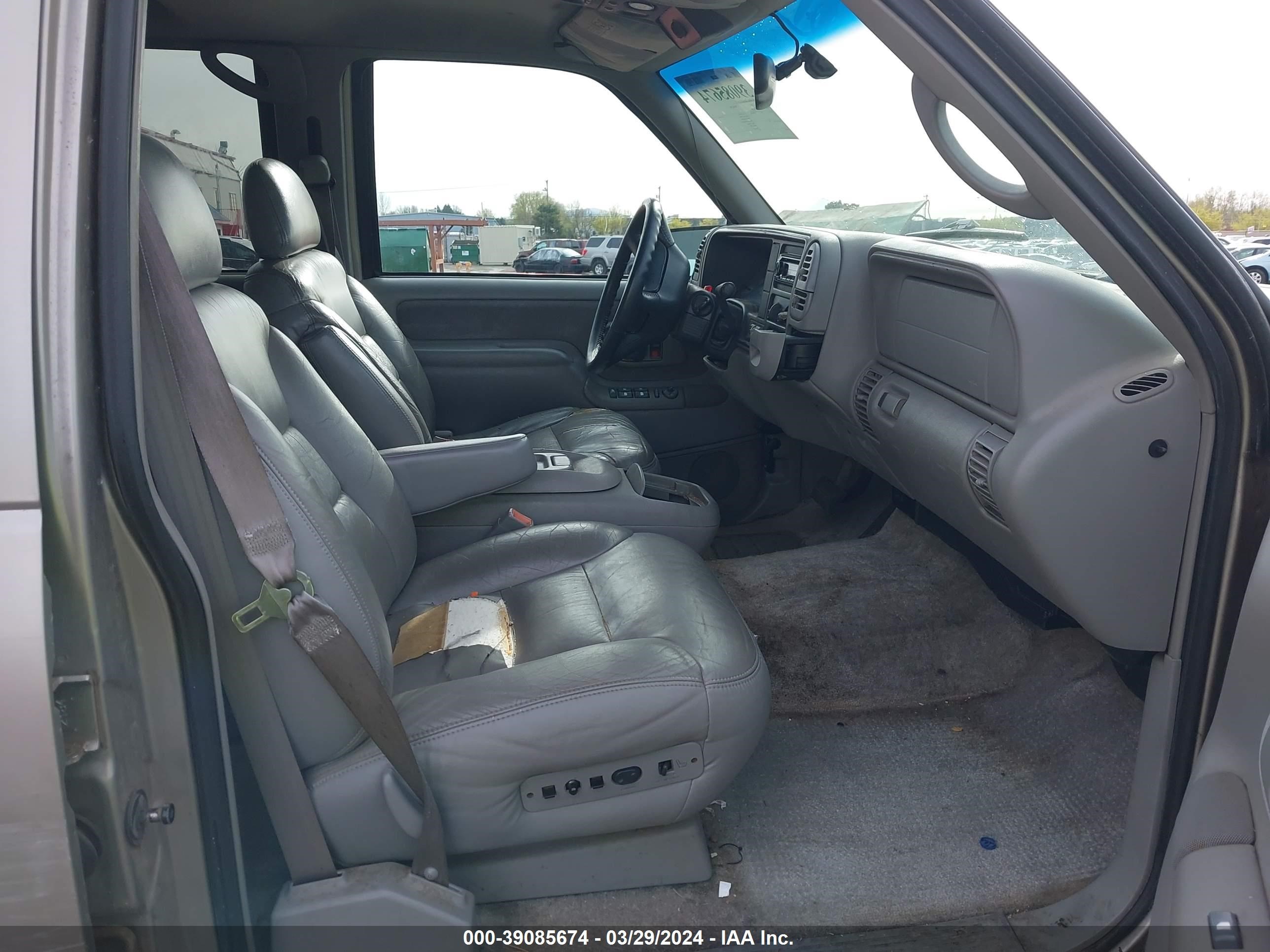 Photo 4 VIN: 1GKEK13R7XJ766784 - GMC YUKON 