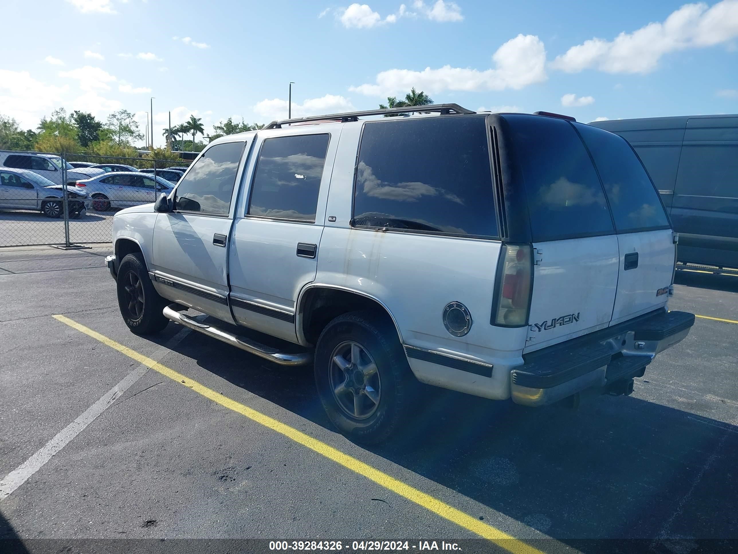 Photo 2 VIN: 1GKEK13R7XJ812405 - GMC YUKON 