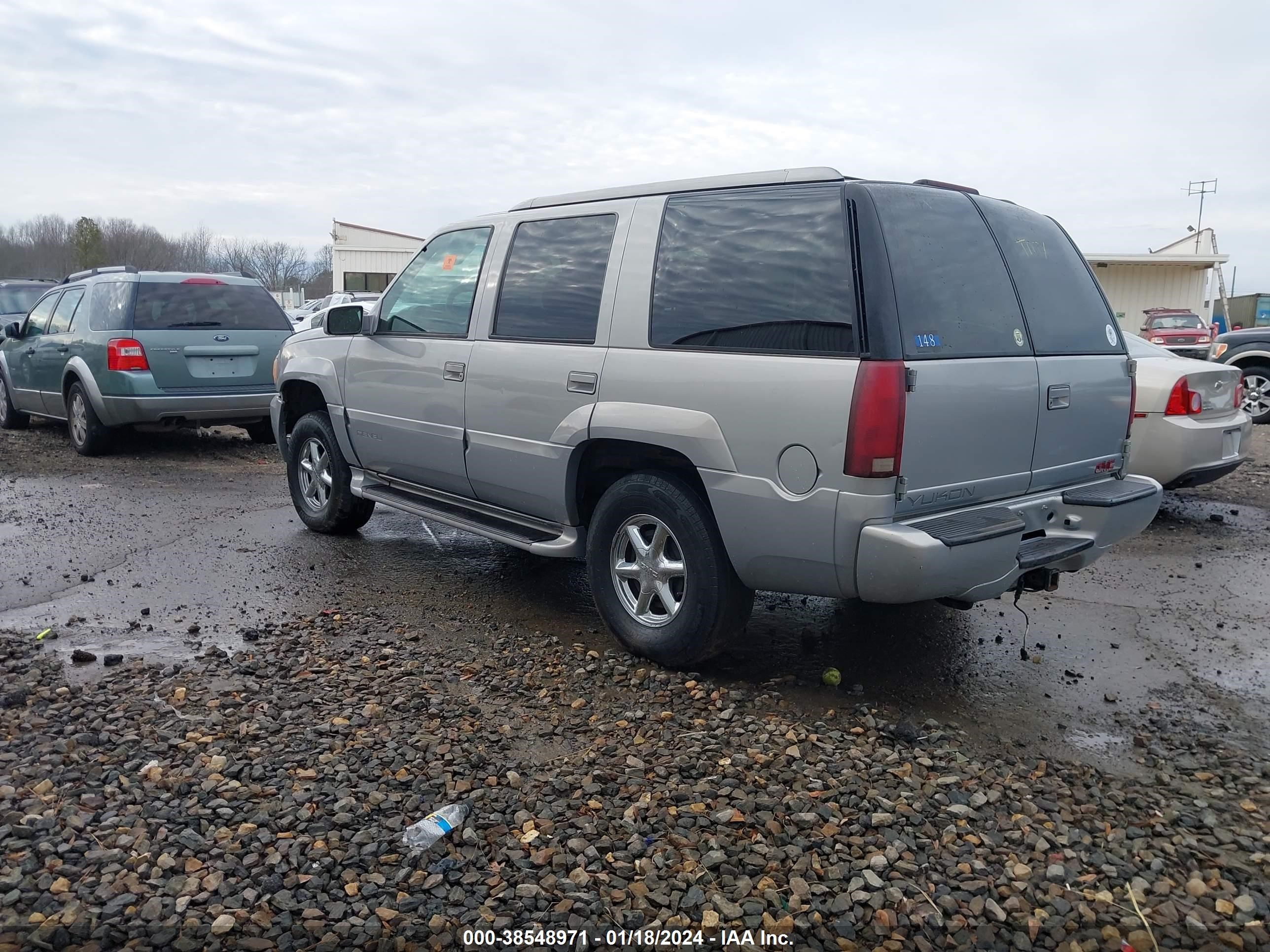 Photo 2 VIN: 1GKEK13R7YR111561 - GMC YUKON 