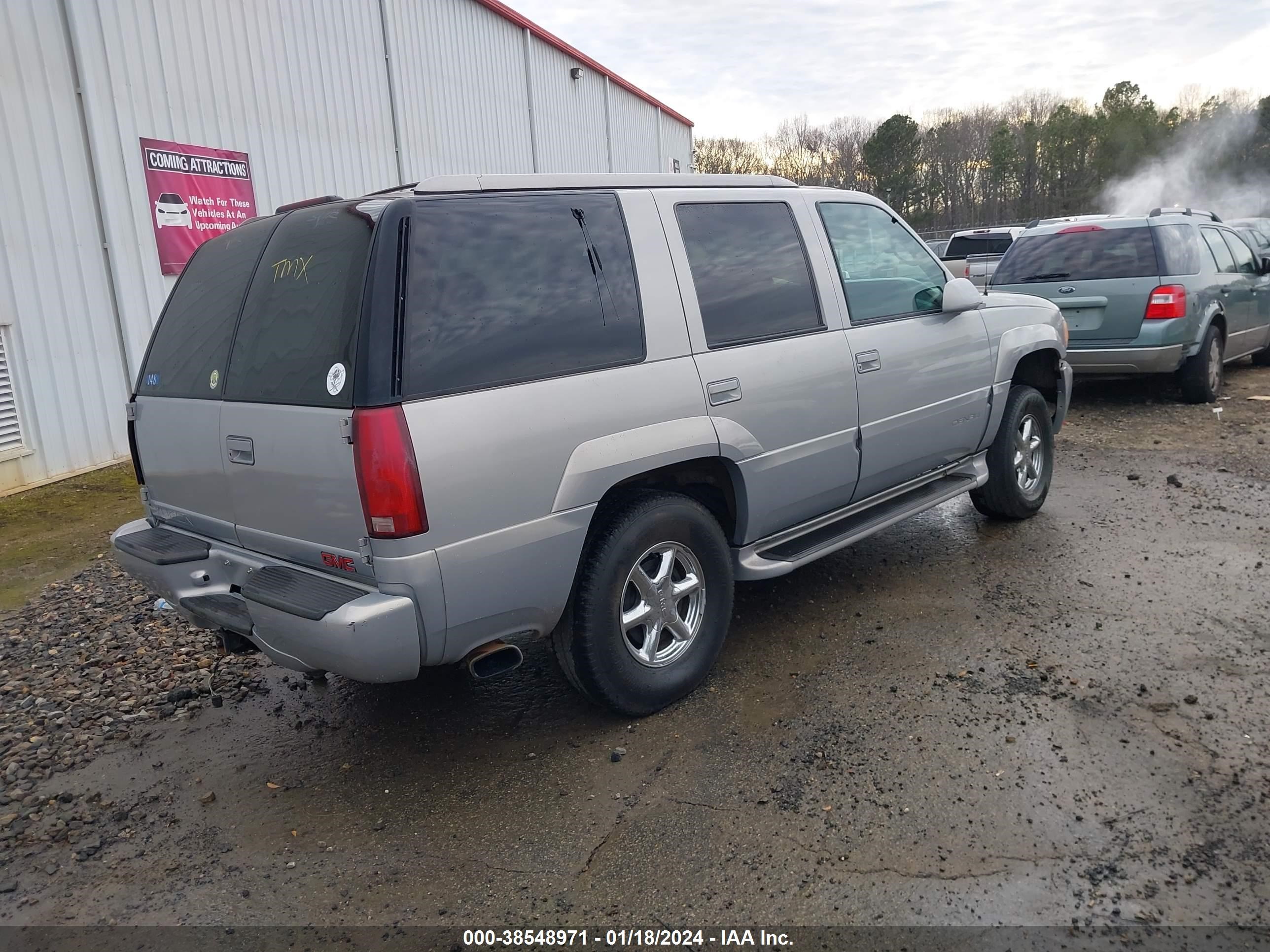 Photo 3 VIN: 1GKEK13R7YR111561 - GMC YUKON 