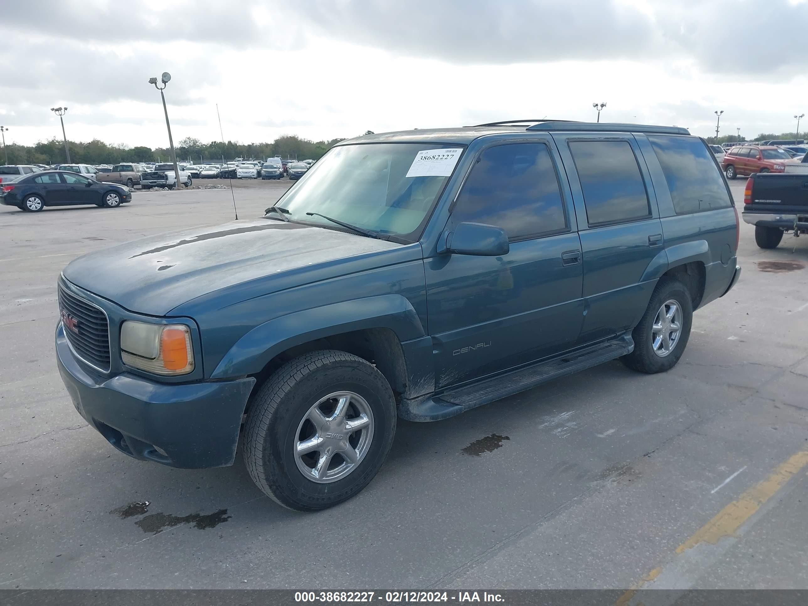 Photo 1 VIN: 1GKEK13R8YR157058 - GMC YUKON 