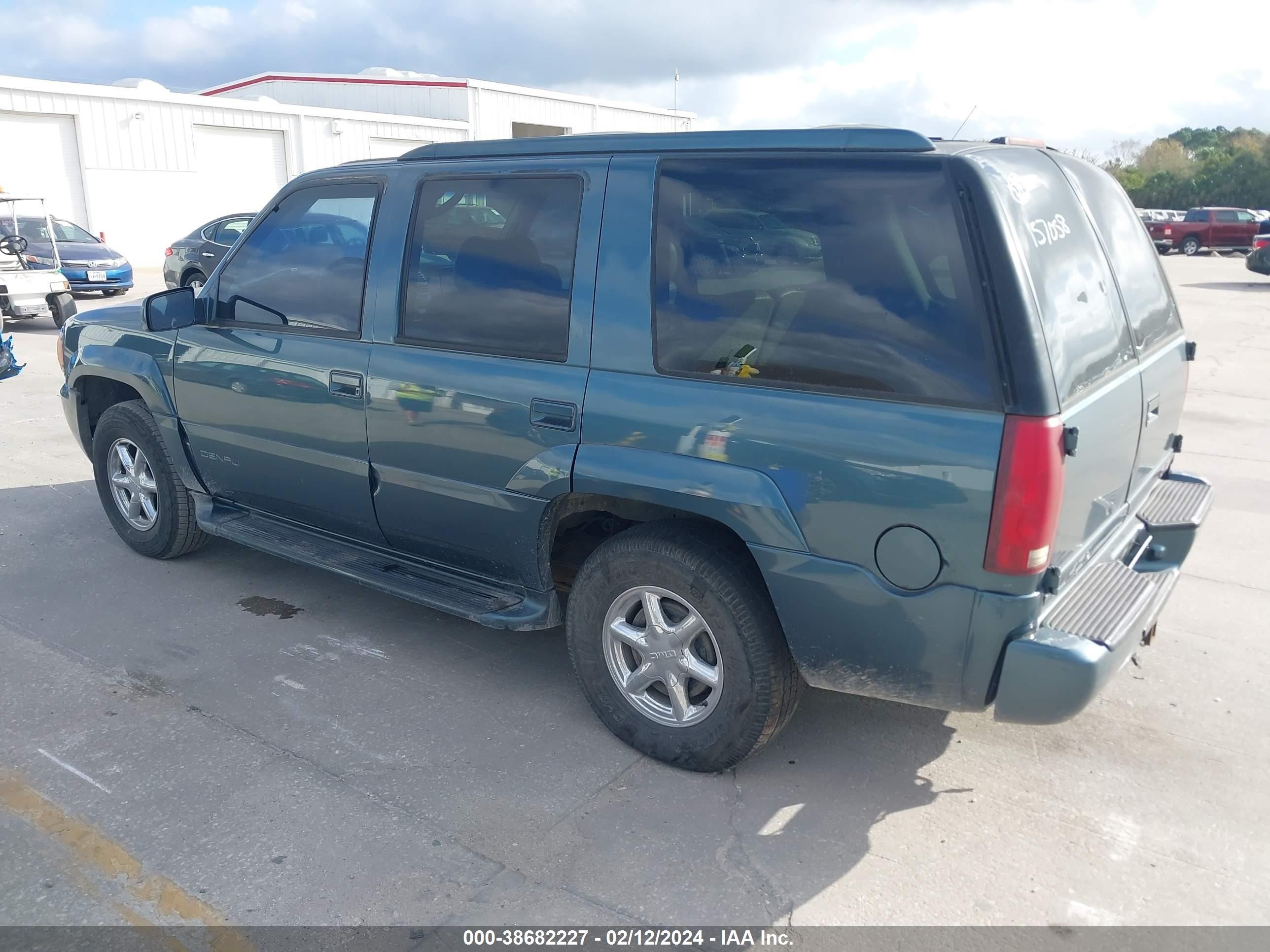 Photo 2 VIN: 1GKEK13R8YR157058 - GMC YUKON 