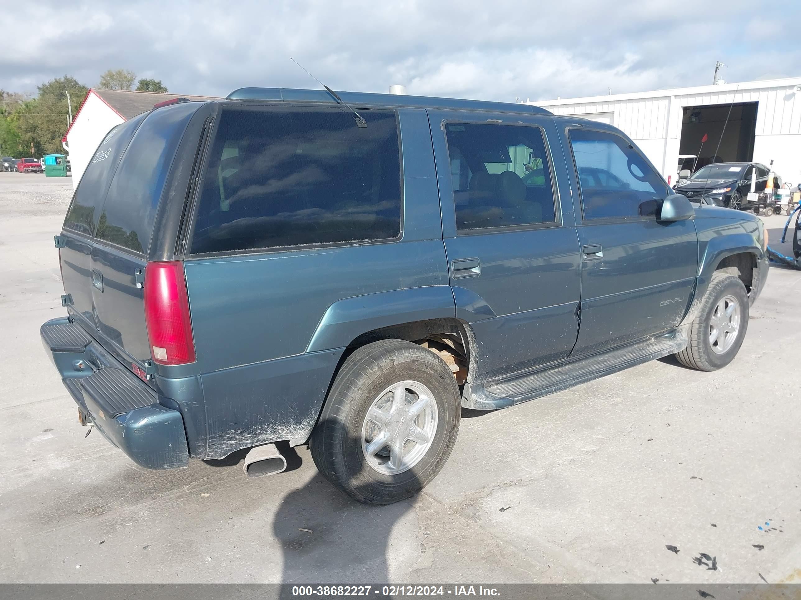 Photo 3 VIN: 1GKEK13R8YR157058 - GMC YUKON 