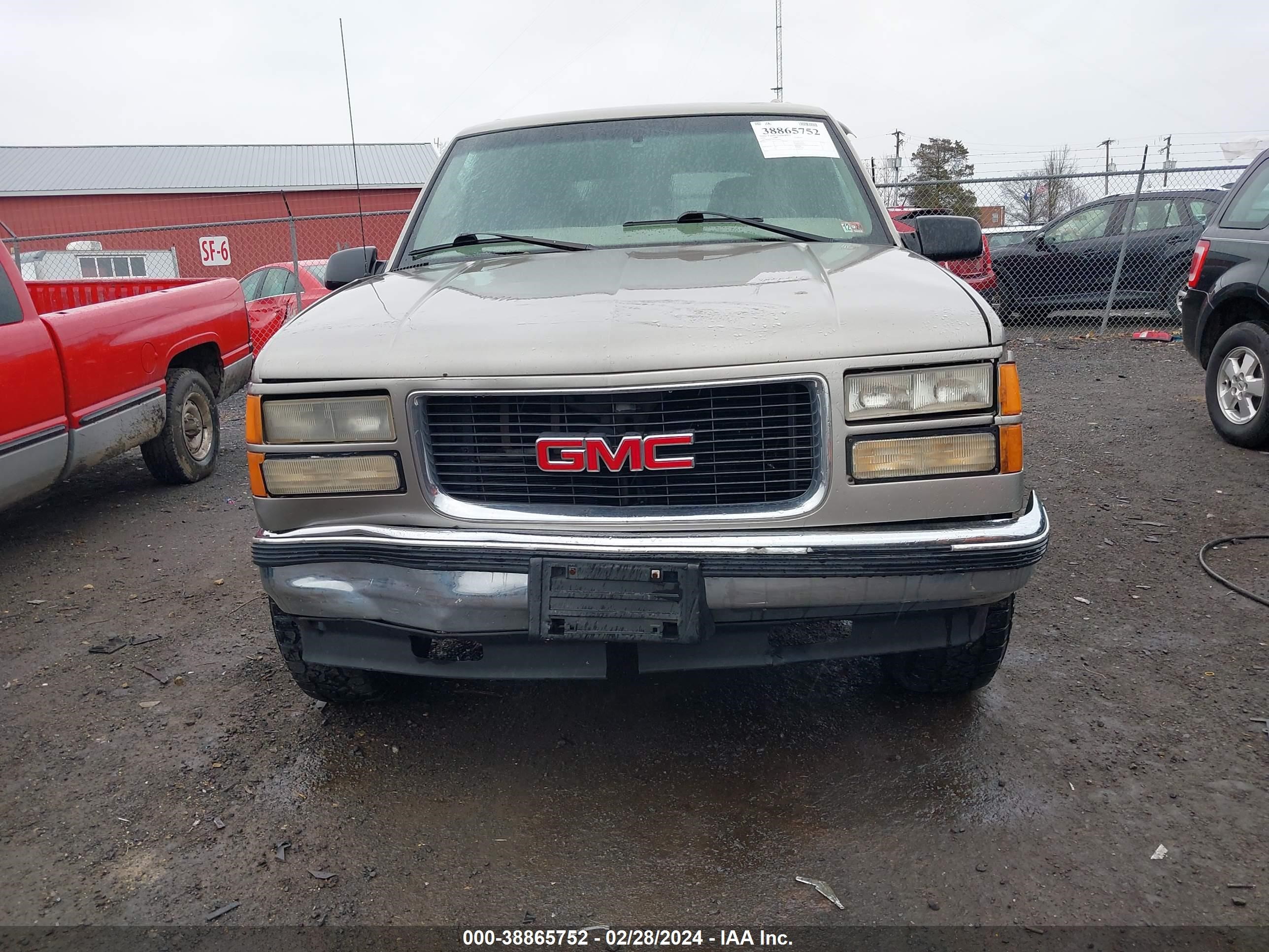 Photo 11 VIN: 1GKEK13R9XJ796496 - GMC YUKON 