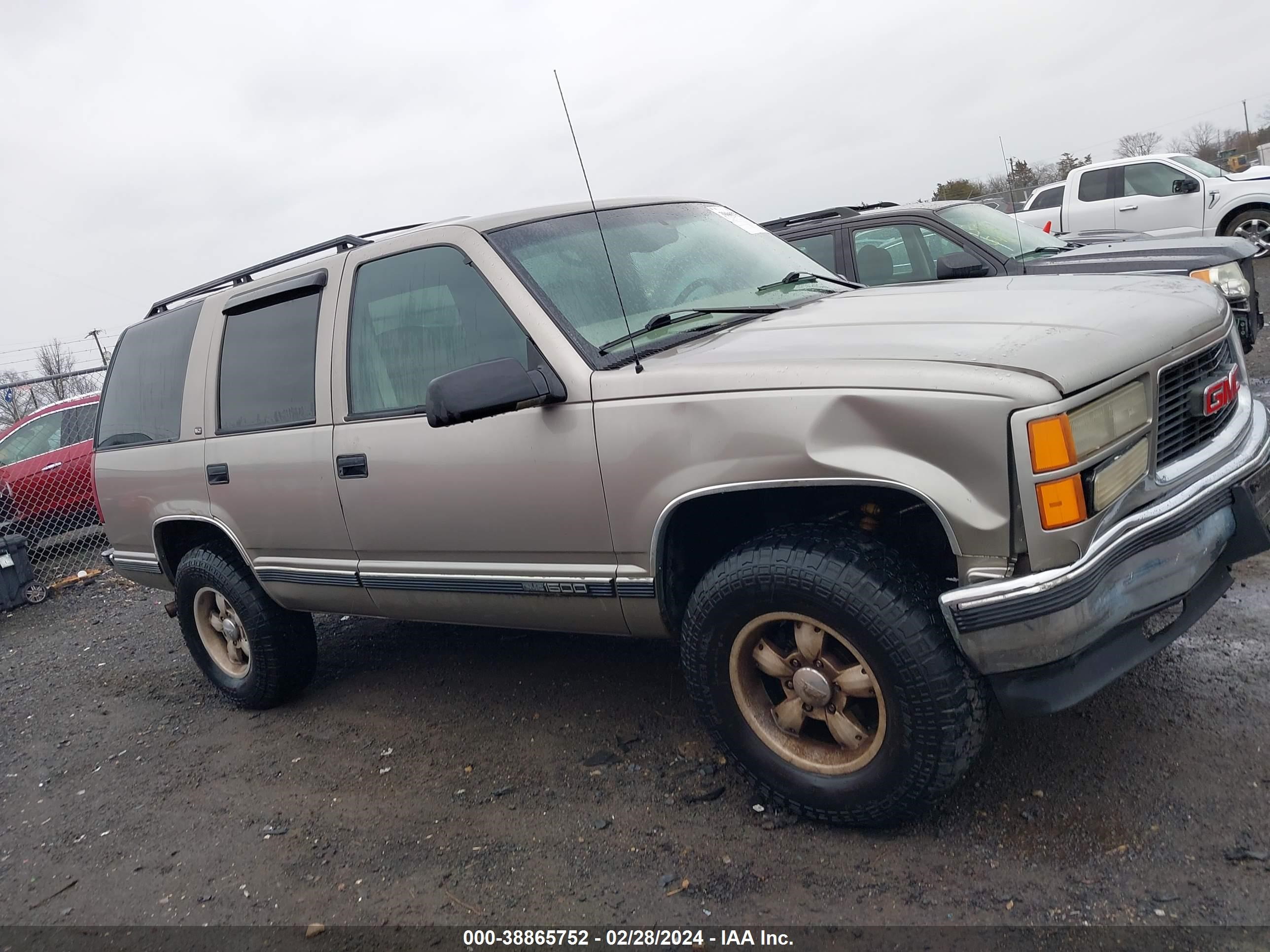 Photo 12 VIN: 1GKEK13R9XJ796496 - GMC YUKON 