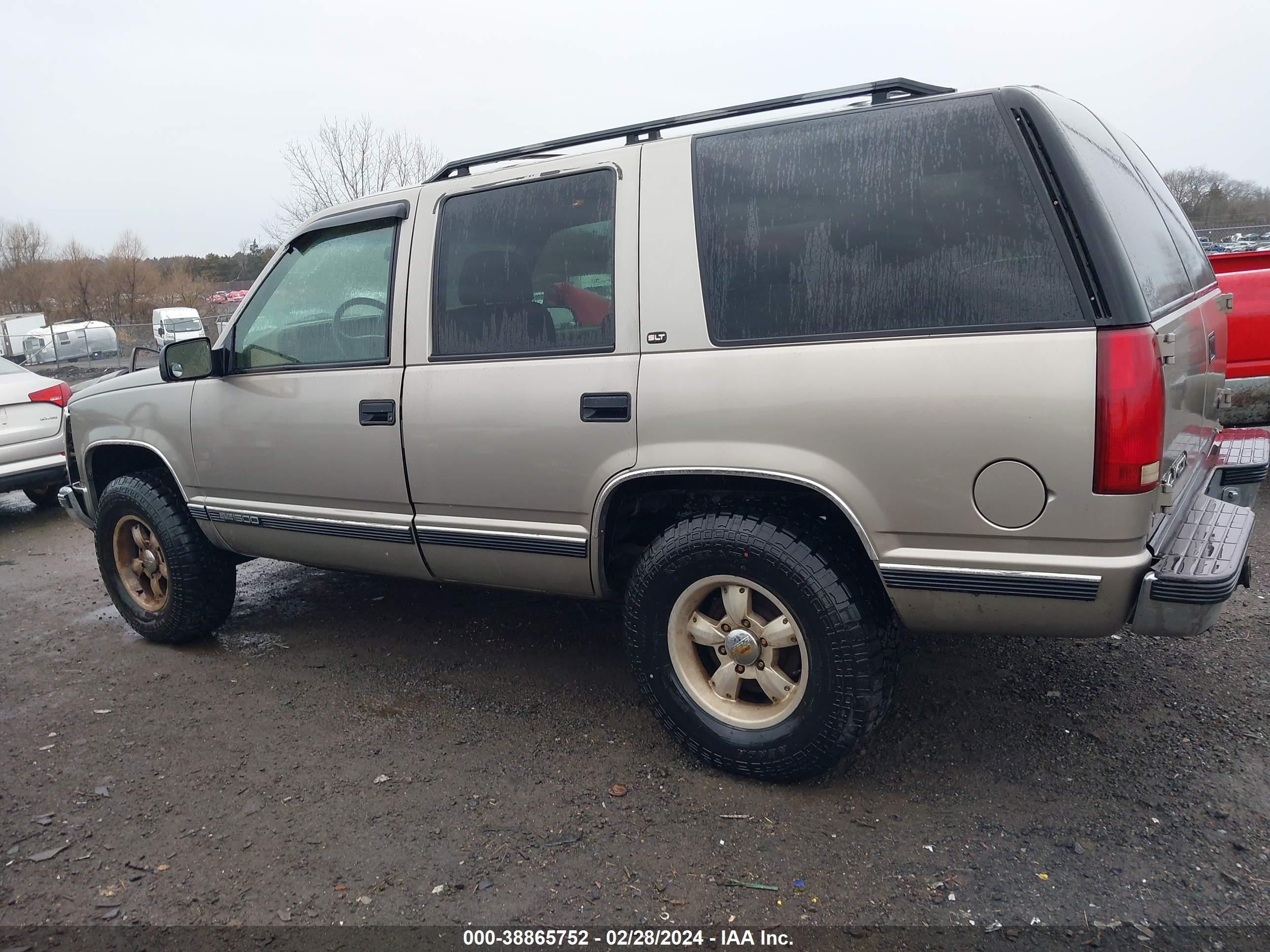 Photo 13 VIN: 1GKEK13R9XJ796496 - GMC YUKON 