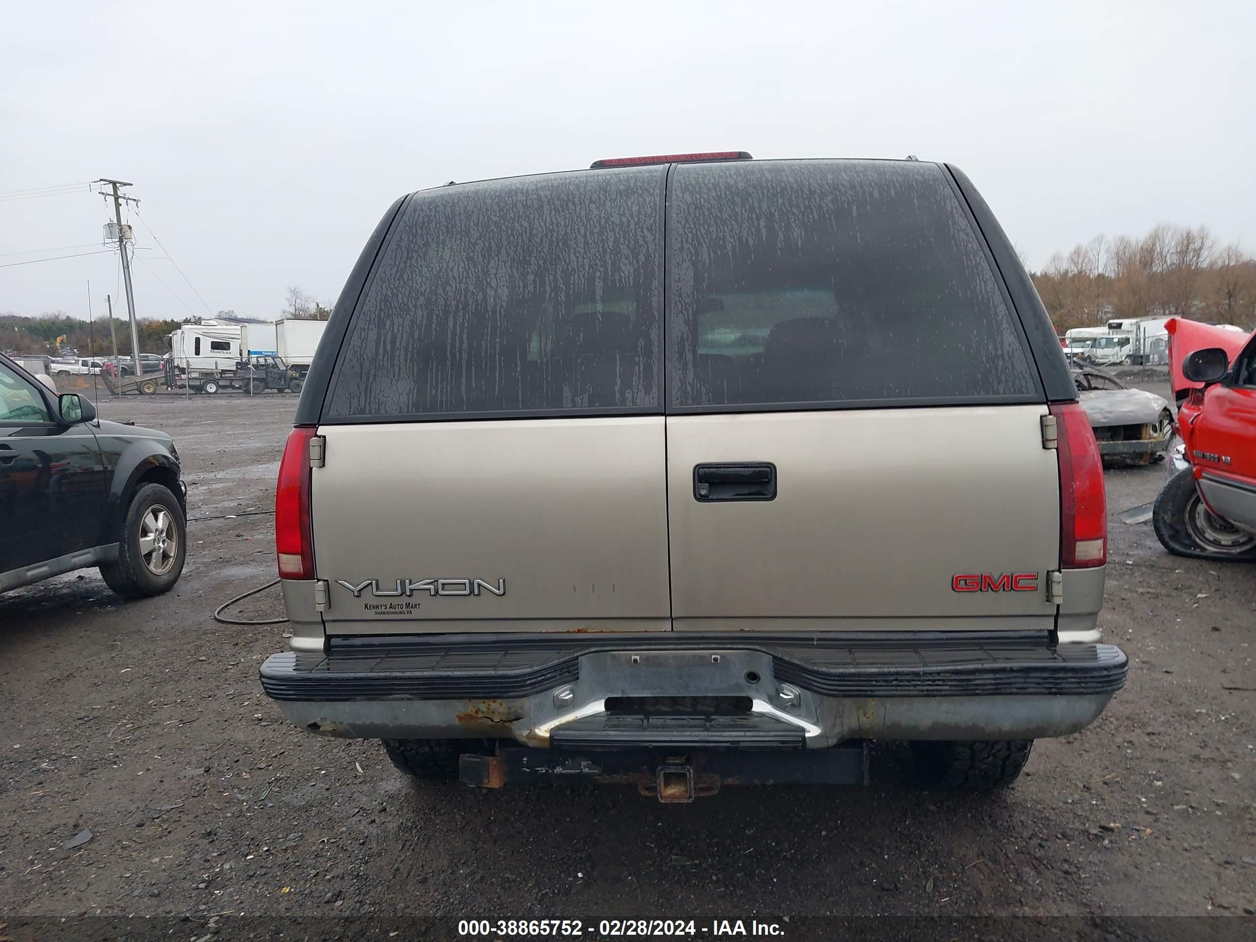 Photo 15 VIN: 1GKEK13R9XJ796496 - GMC YUKON 