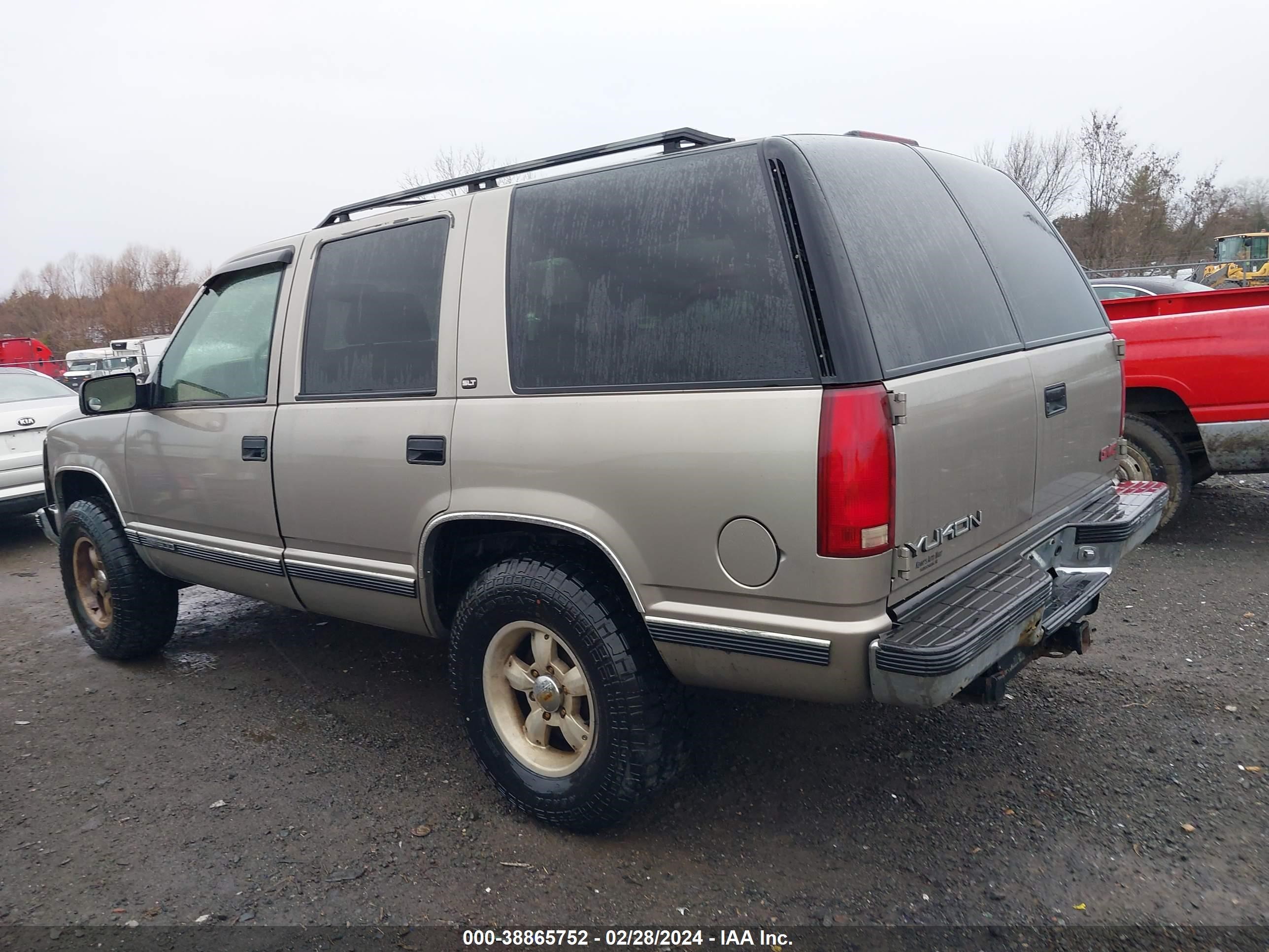 Photo 2 VIN: 1GKEK13R9XJ796496 - GMC YUKON 