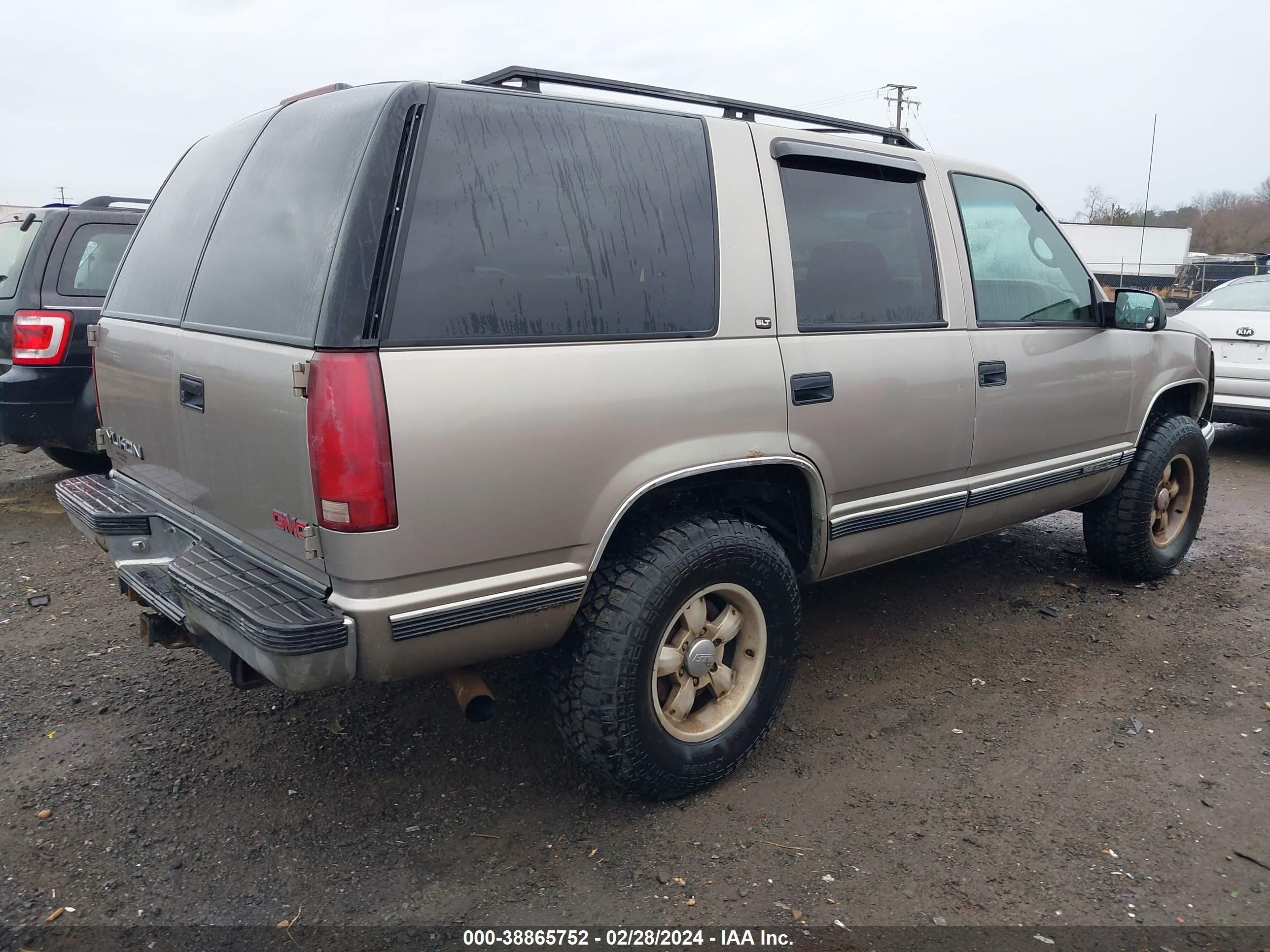 Photo 3 VIN: 1GKEK13R9XJ796496 - GMC YUKON 