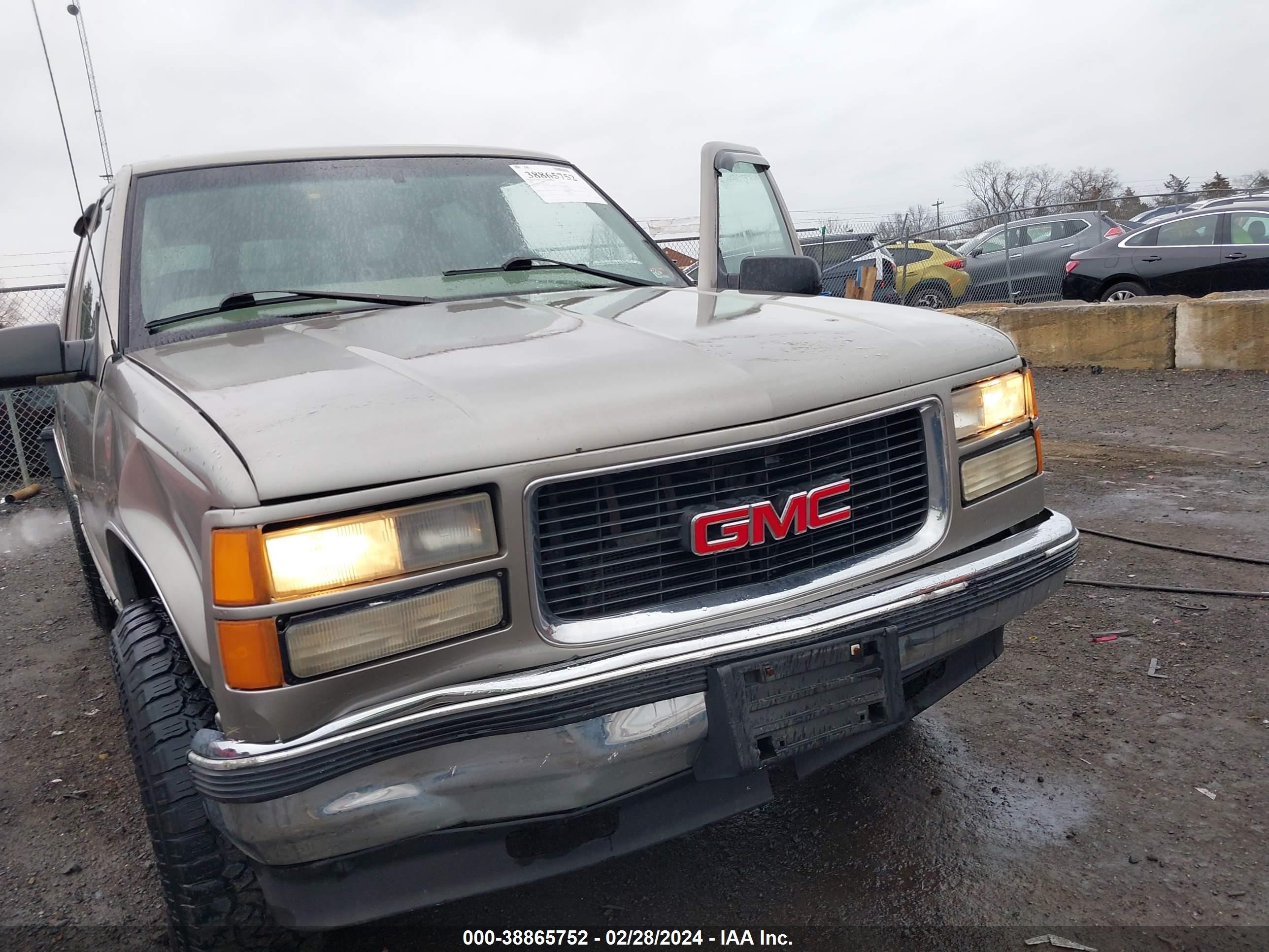 Photo 5 VIN: 1GKEK13R9XJ796496 - GMC YUKON 