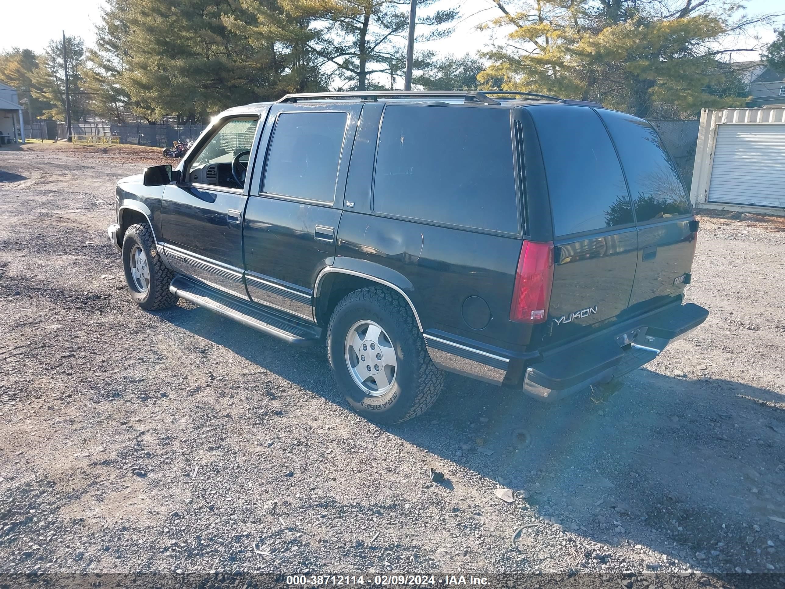 Photo 2 VIN: 1GKEK13RXWJ736287 - GMC YUKON 