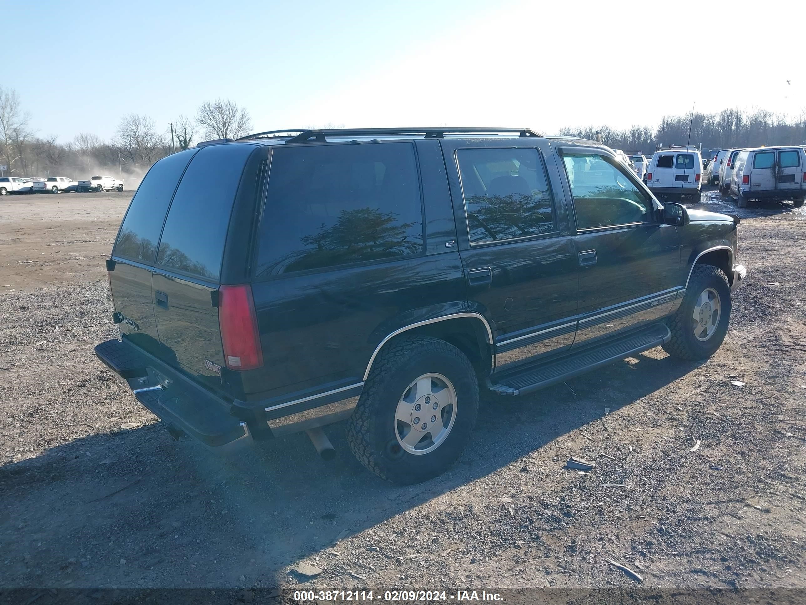 Photo 3 VIN: 1GKEK13RXWJ736287 - GMC YUKON 