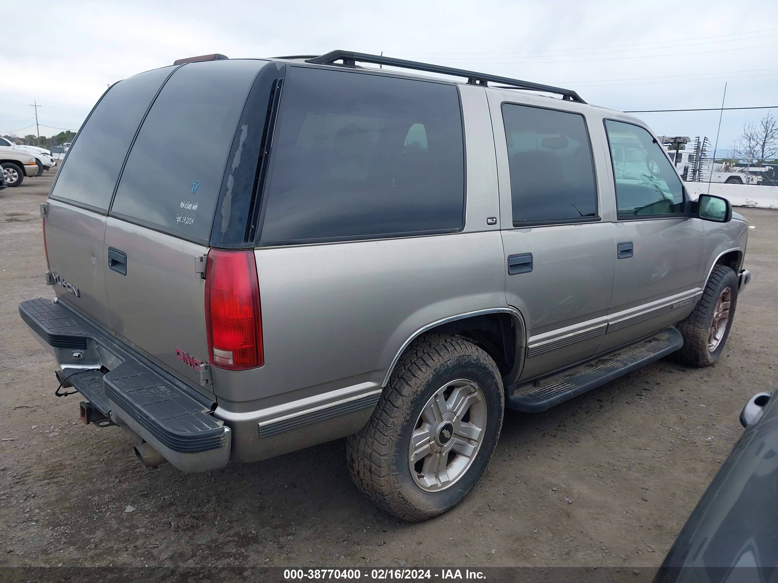 Photo 3 VIN: 1GKEK13RXXJ763961 - GMC YUKON 